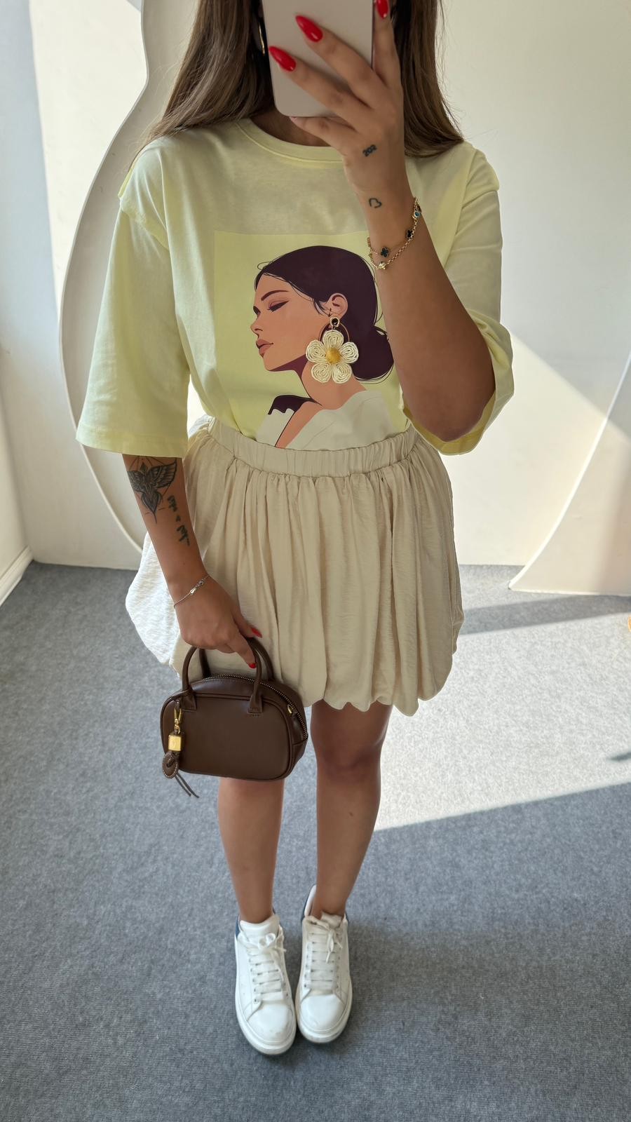 KÜPE AKSESUARLI T-SHIRT