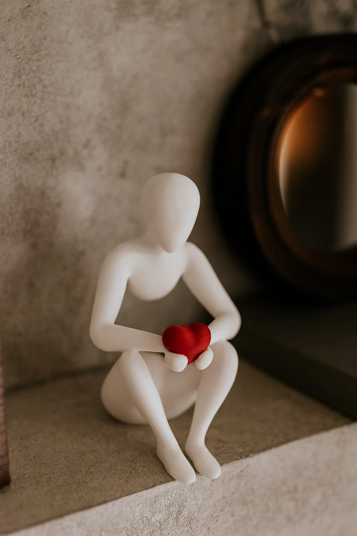 Dekoratif Elinde Kalple Oturan Adam Biblosu