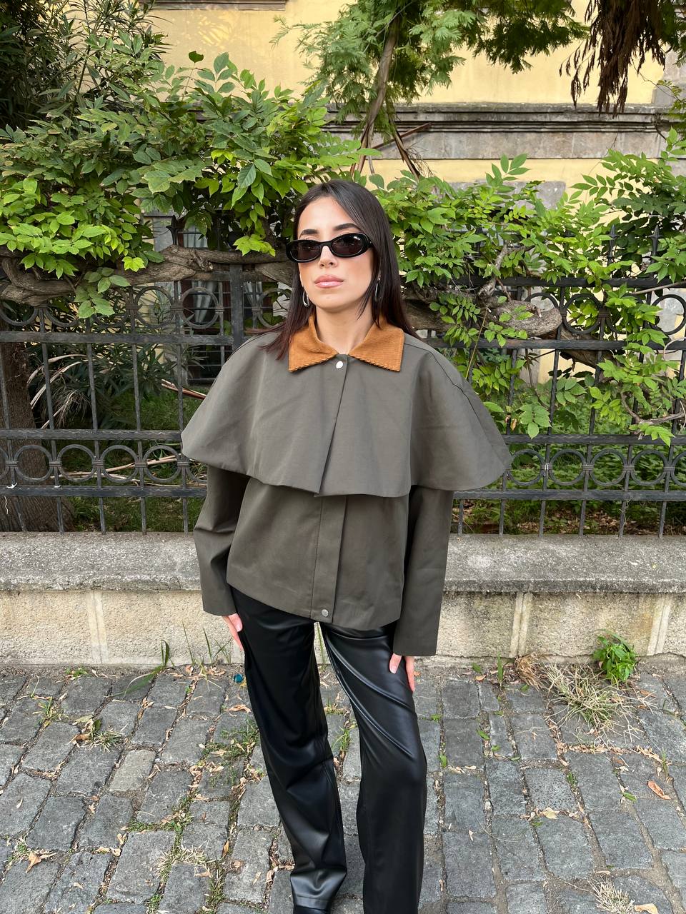 Cape Detaylı Haki Ceket