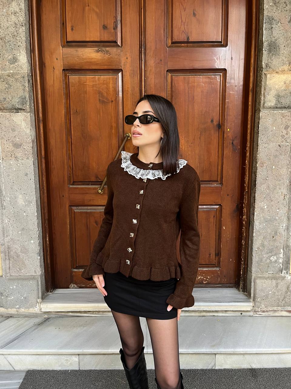 Yakası Dantel Detaylı Önü Düğmeli Triko Hırka - Kahve