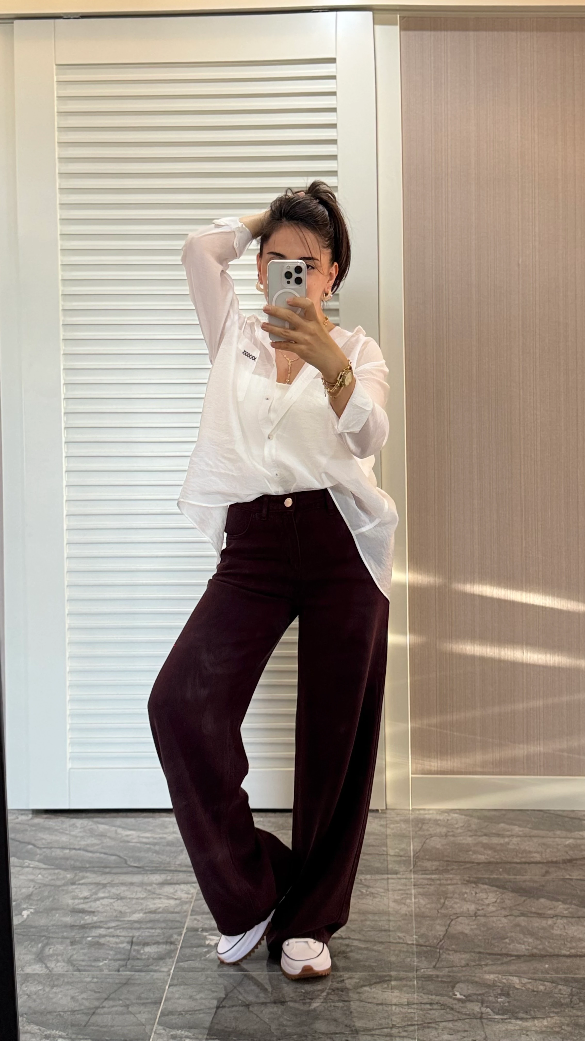 Arkası Yırtmaçlı Gömlek