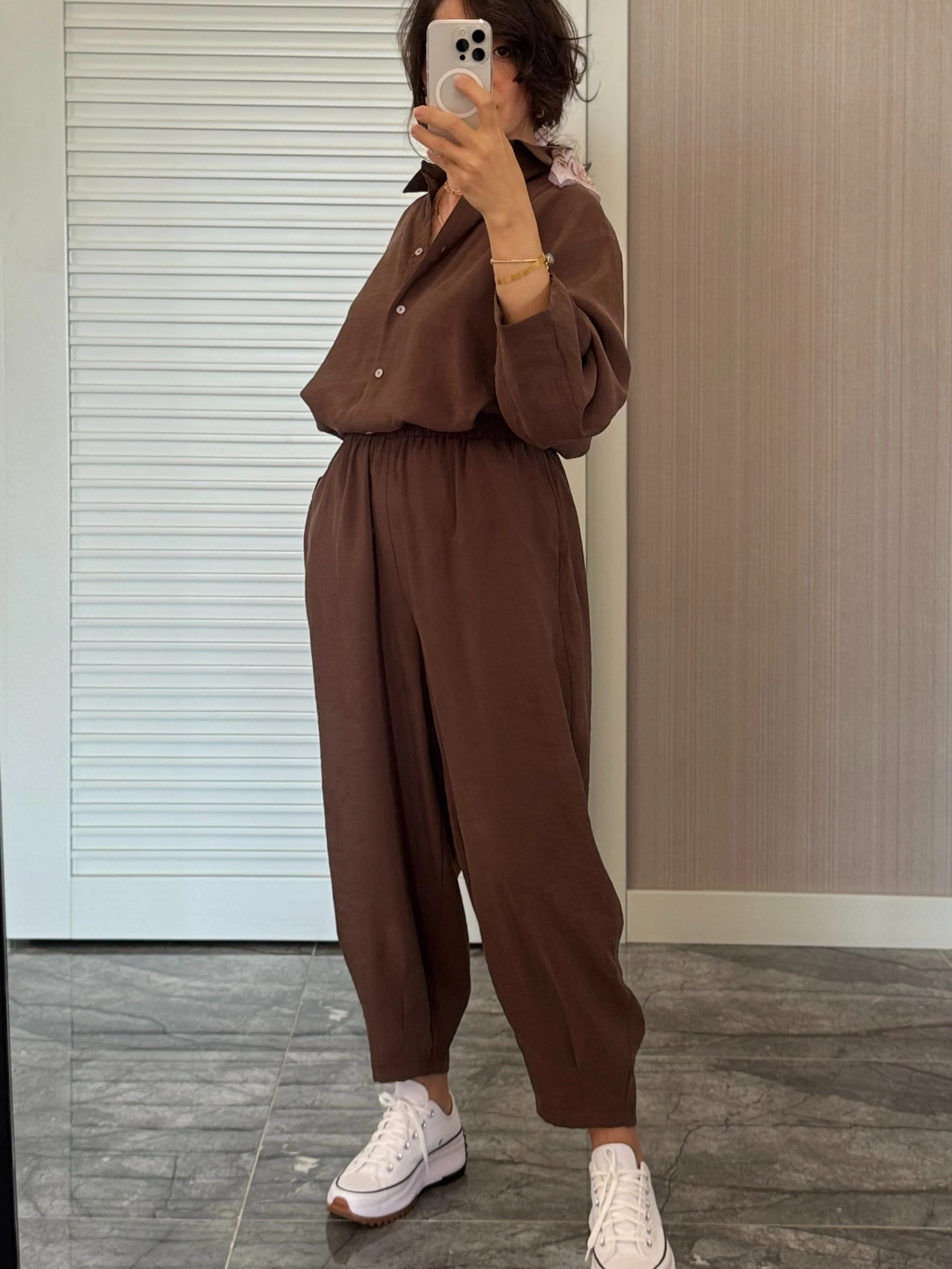 Kahverengi Gömlekli Takım