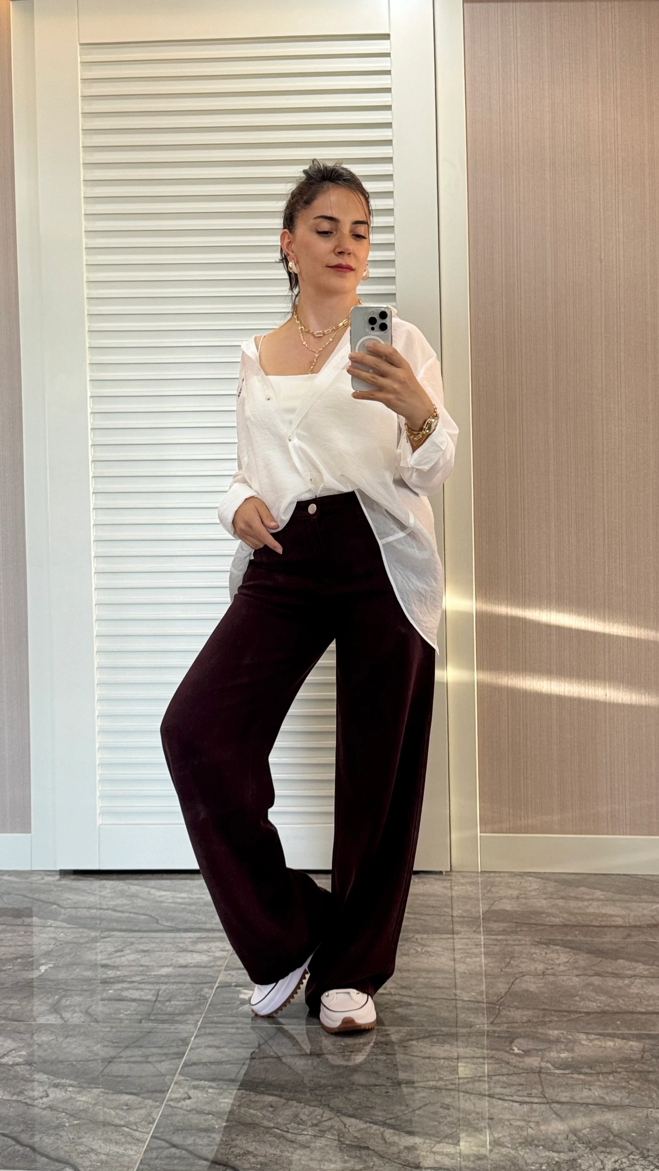 Arkası Yırtmaçlı Gömlek