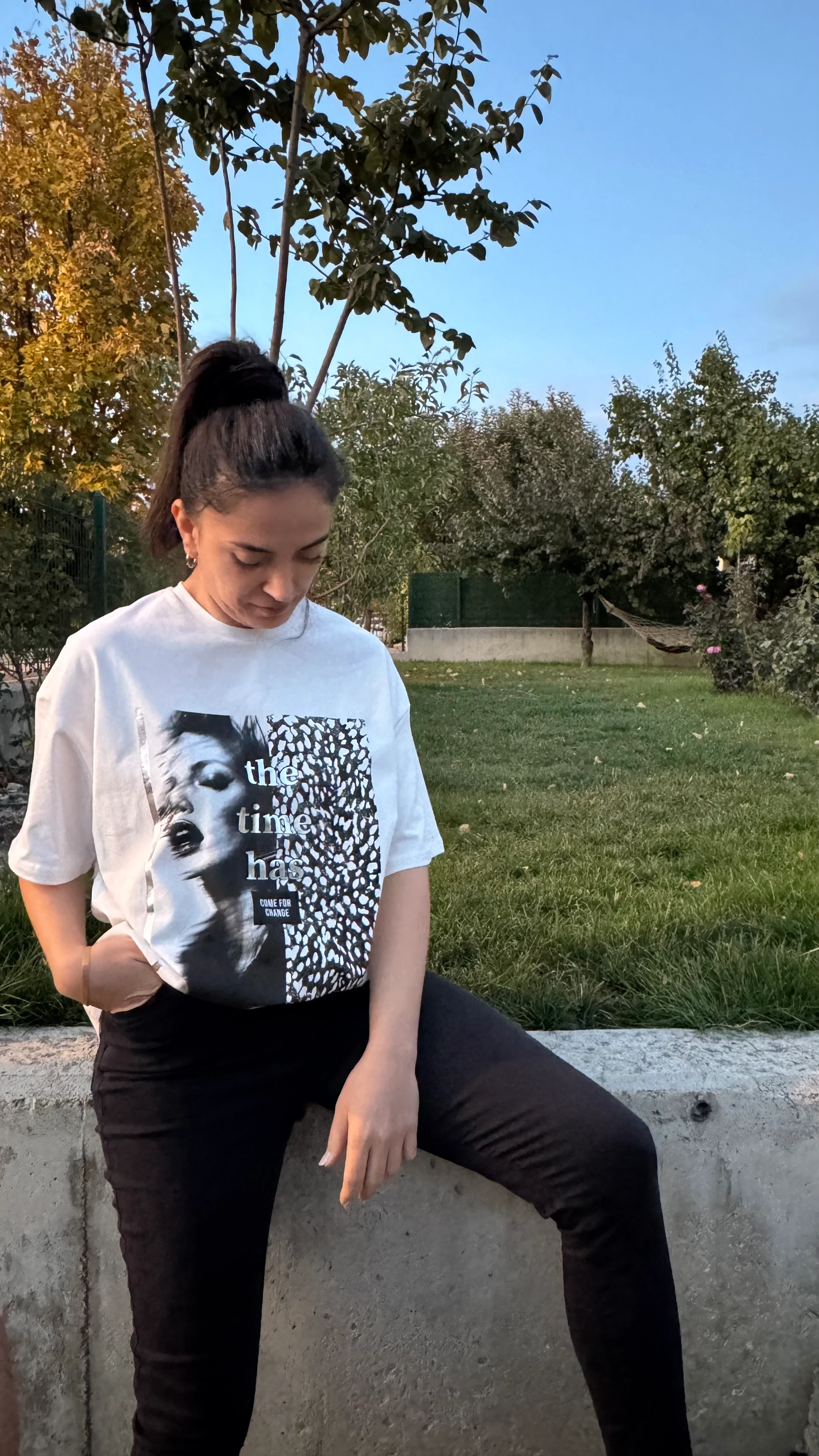 Ekru Kadın Figürlü Tişört