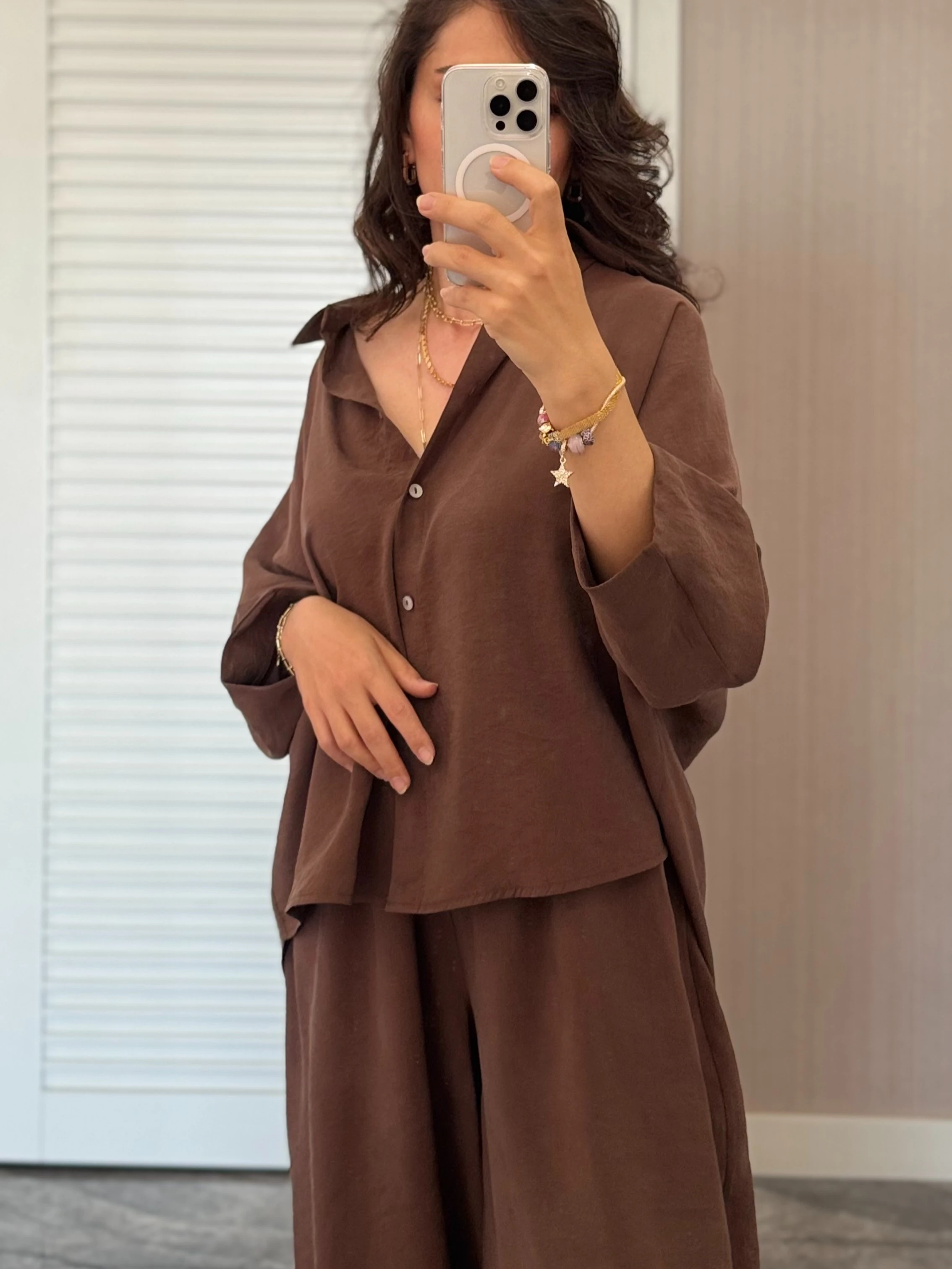 Kahverengi Gömlekli Takım