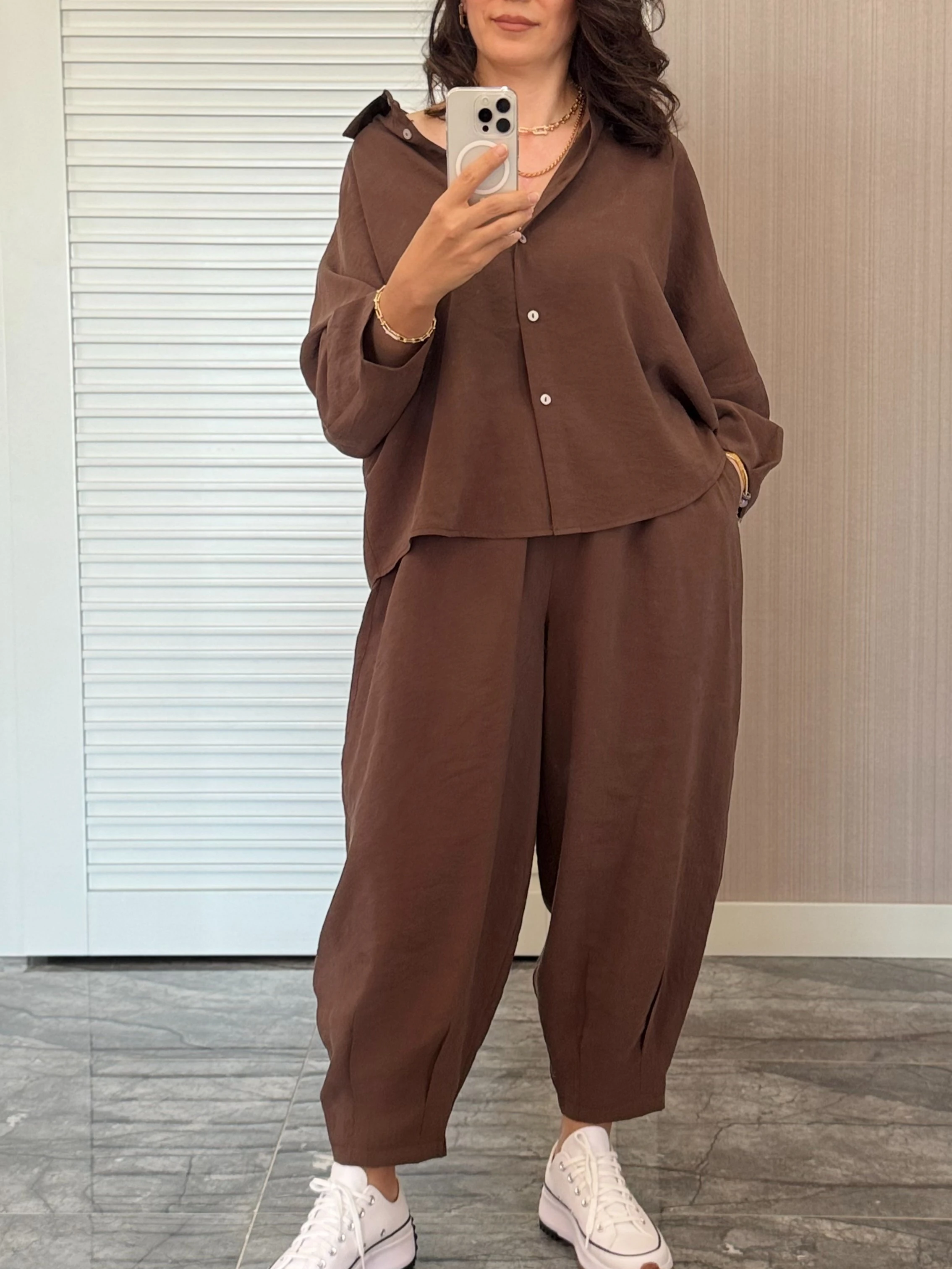 Kahverengi Gömlekli Takım