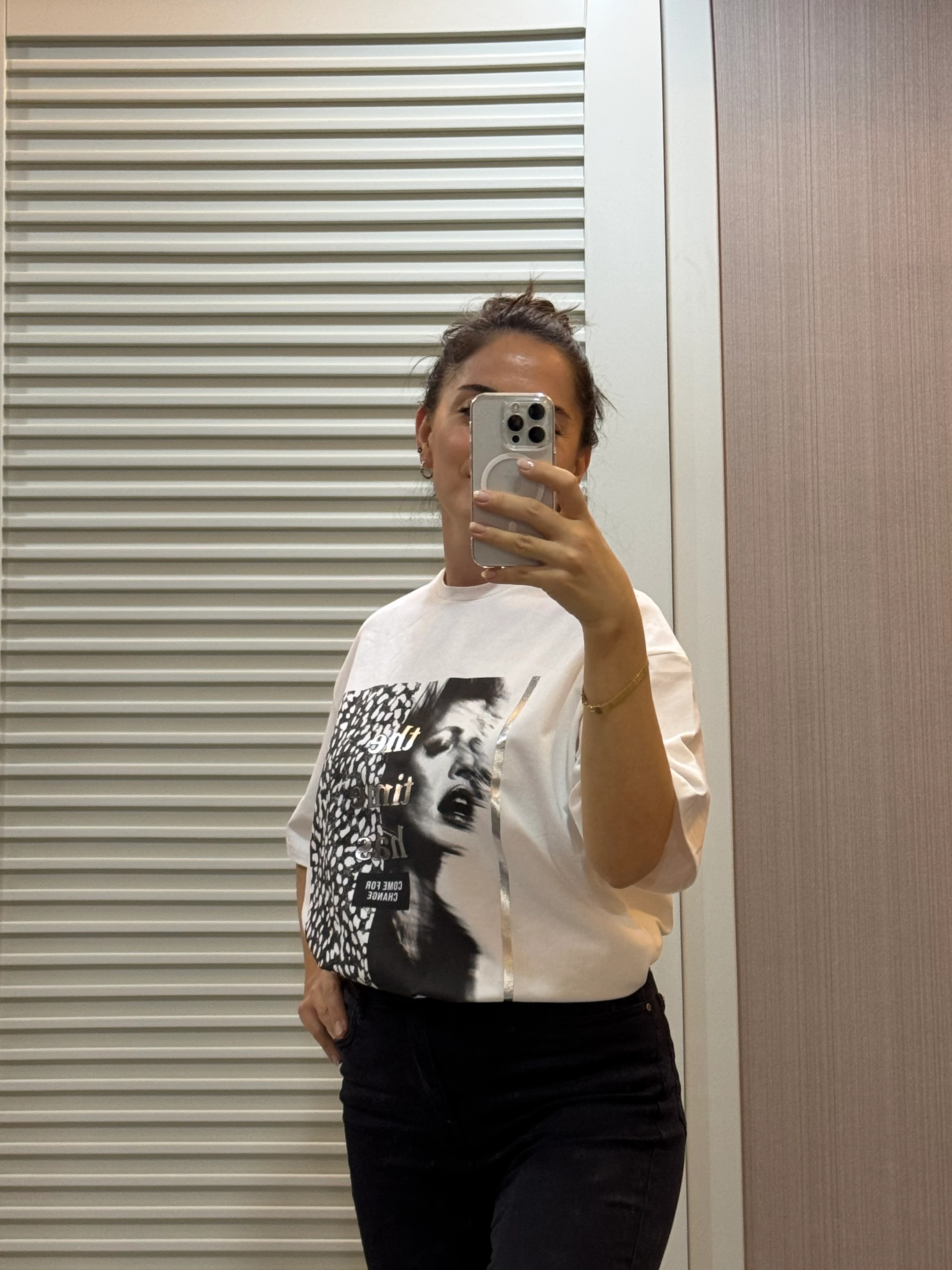 Ekru Kadın Figürlü Tişört