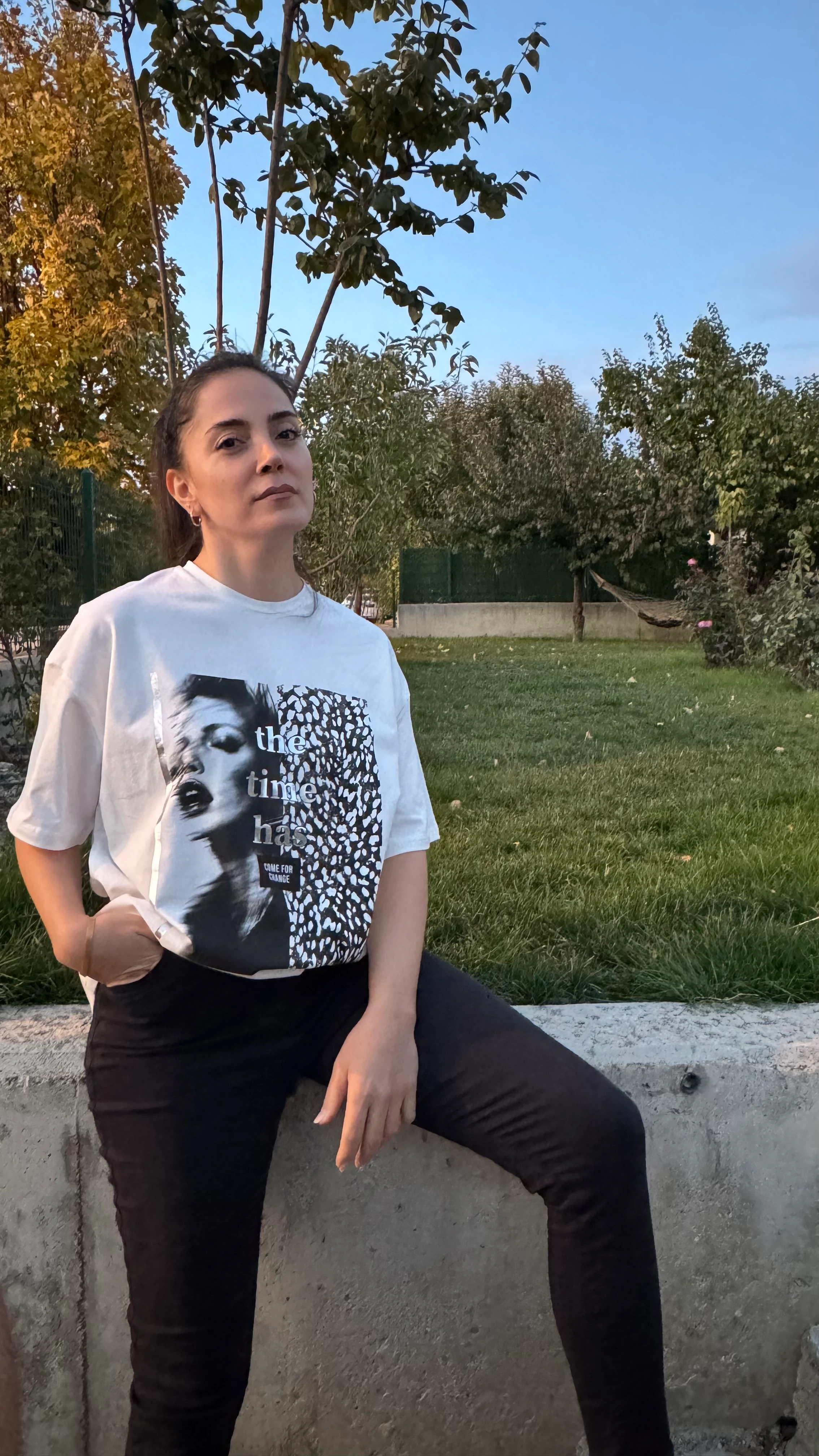 Ekru Kadın Figürlü Tişört