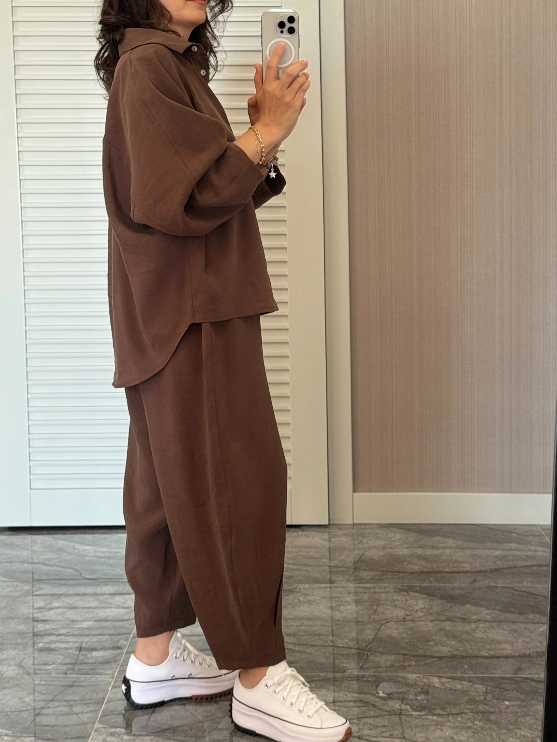 Kahverengi Gömlekli Takım