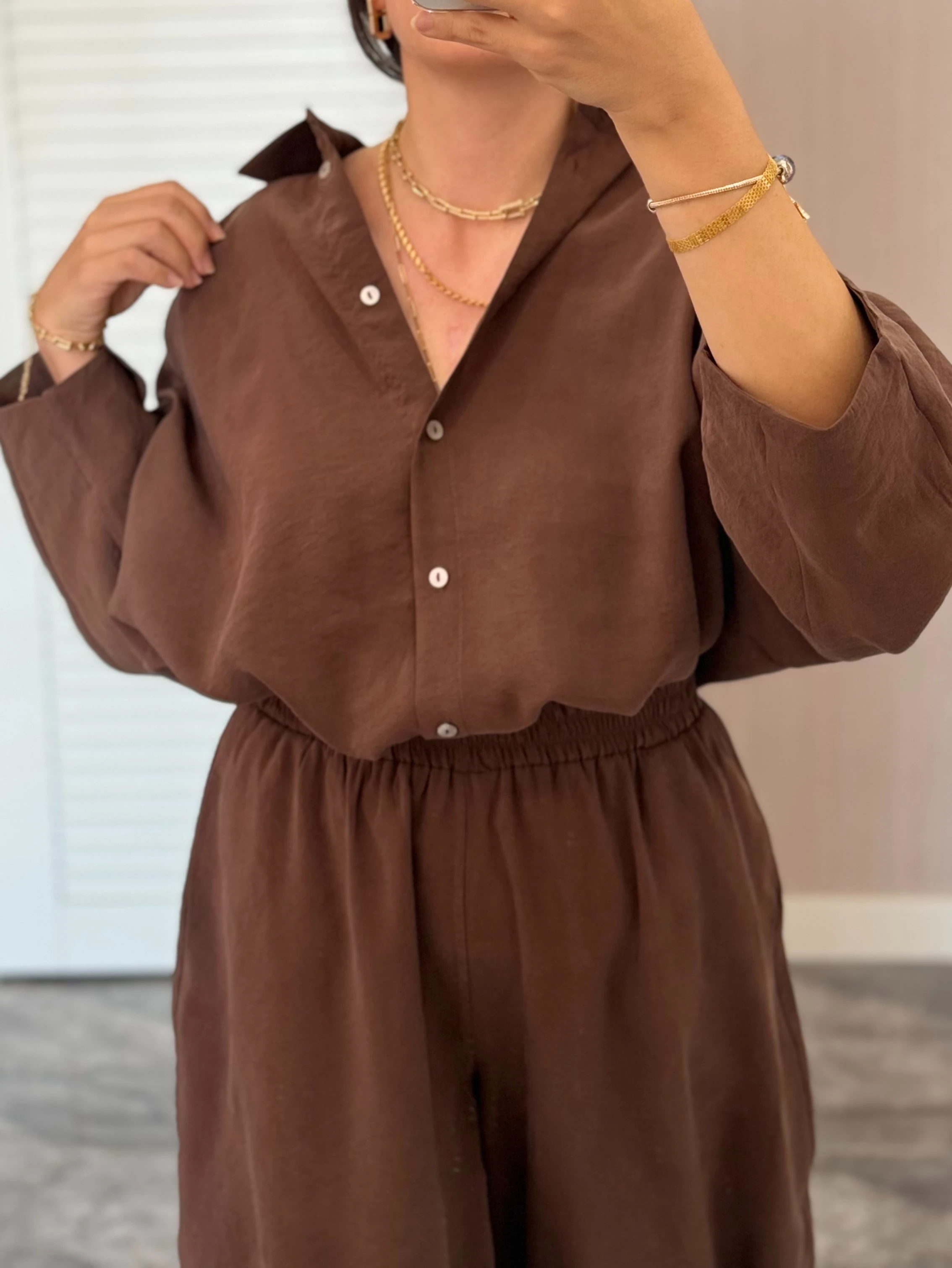 Kahverengi Gömlekli Takım