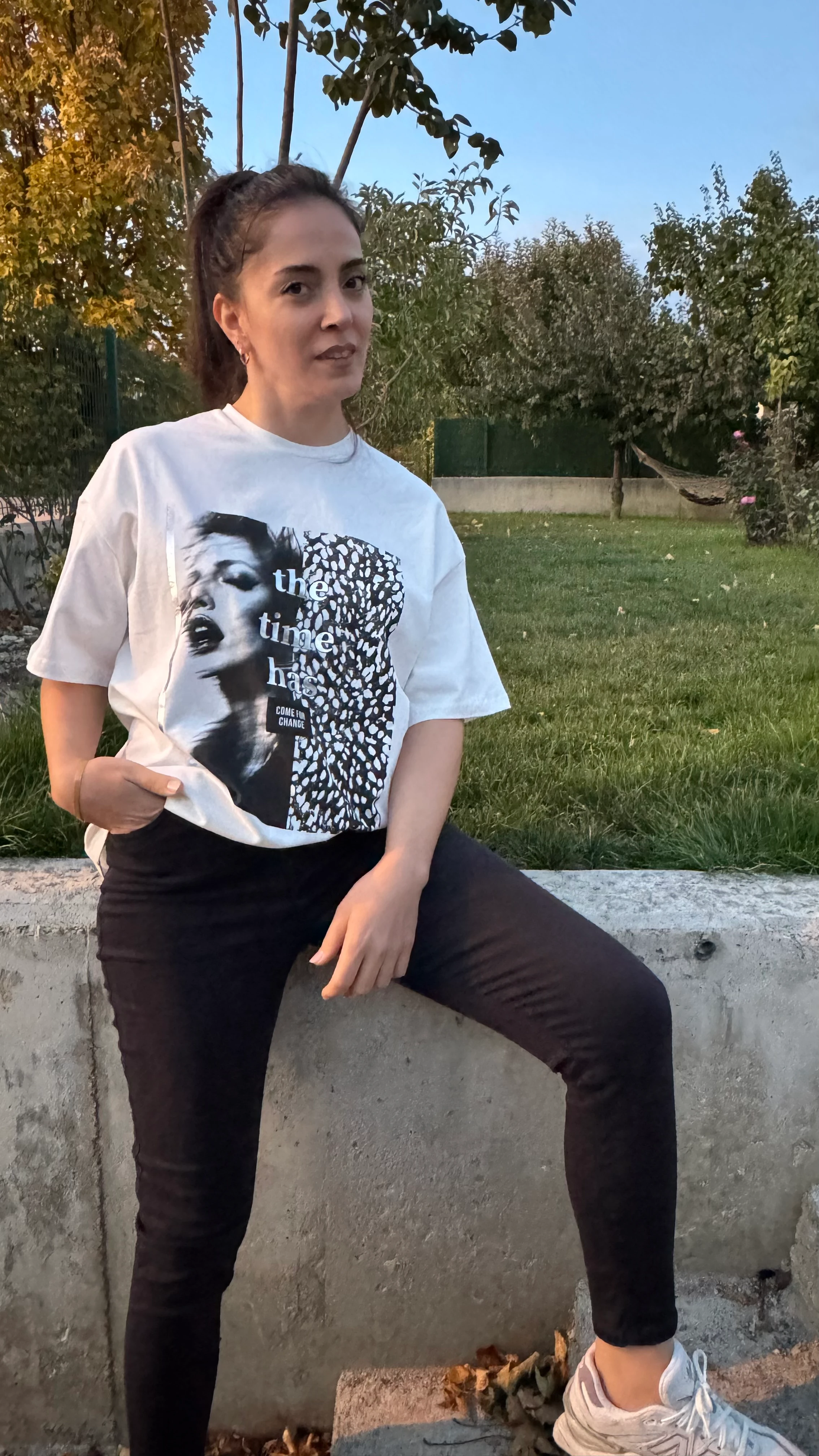 Ekru Kadın Figürlü Tişört