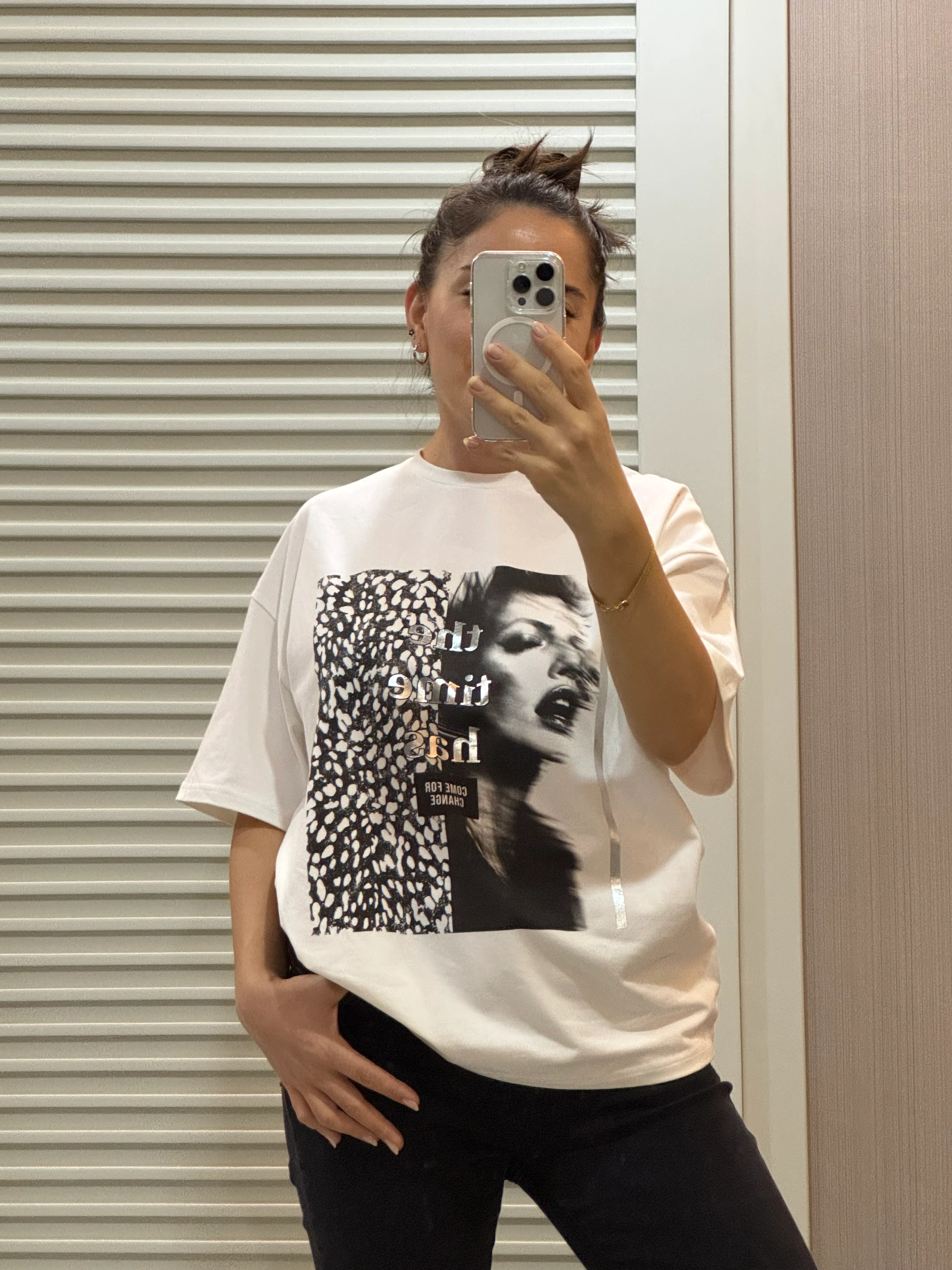 Ekru Kadın Figürlü Tişört