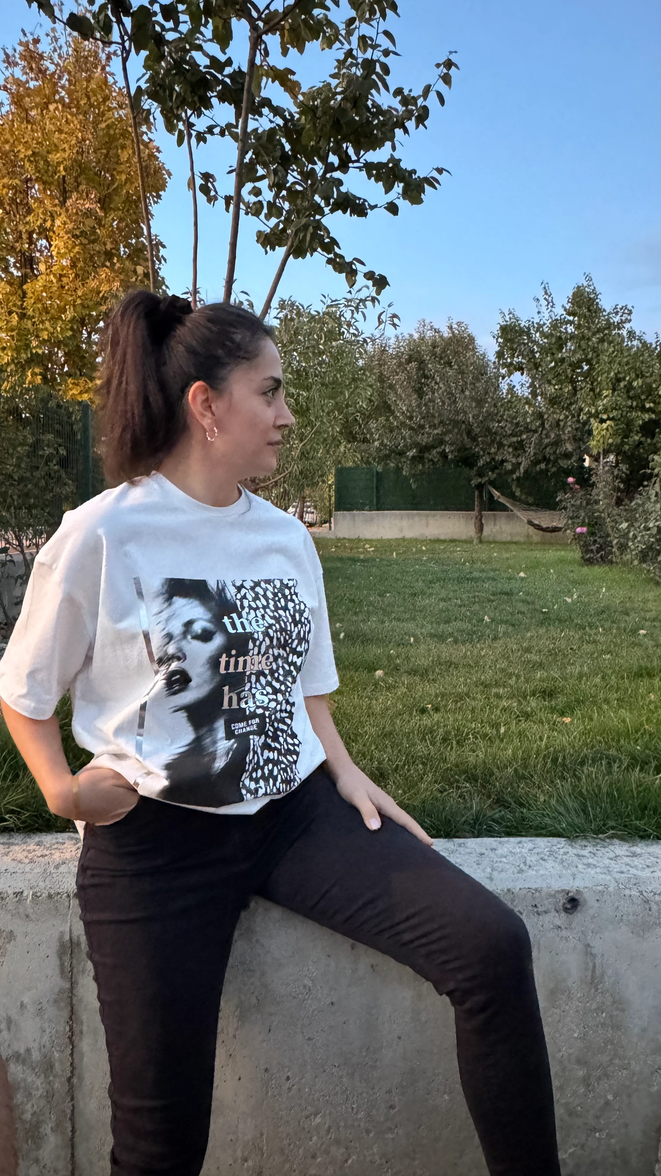 Ekru Kadın Figürlü Tişört