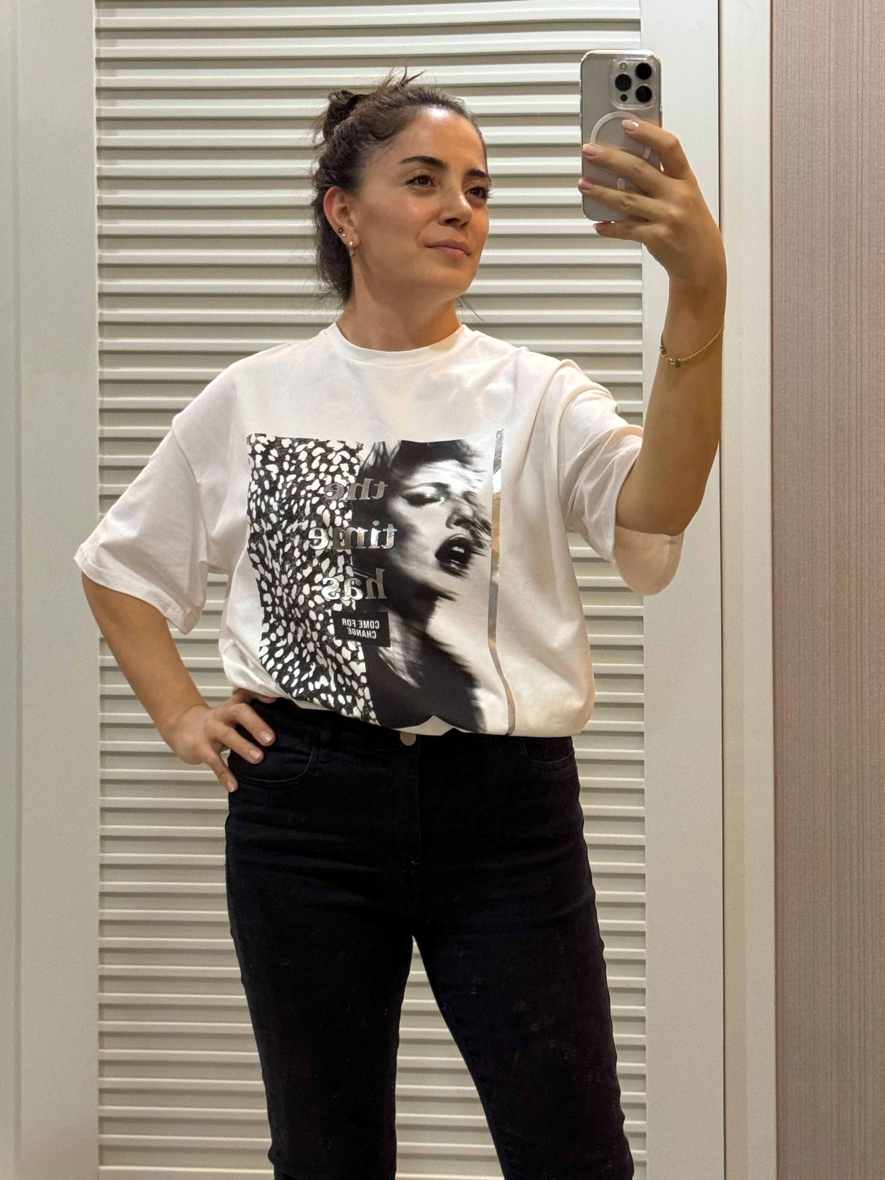 Ekru Kadın Figürlü Tişört