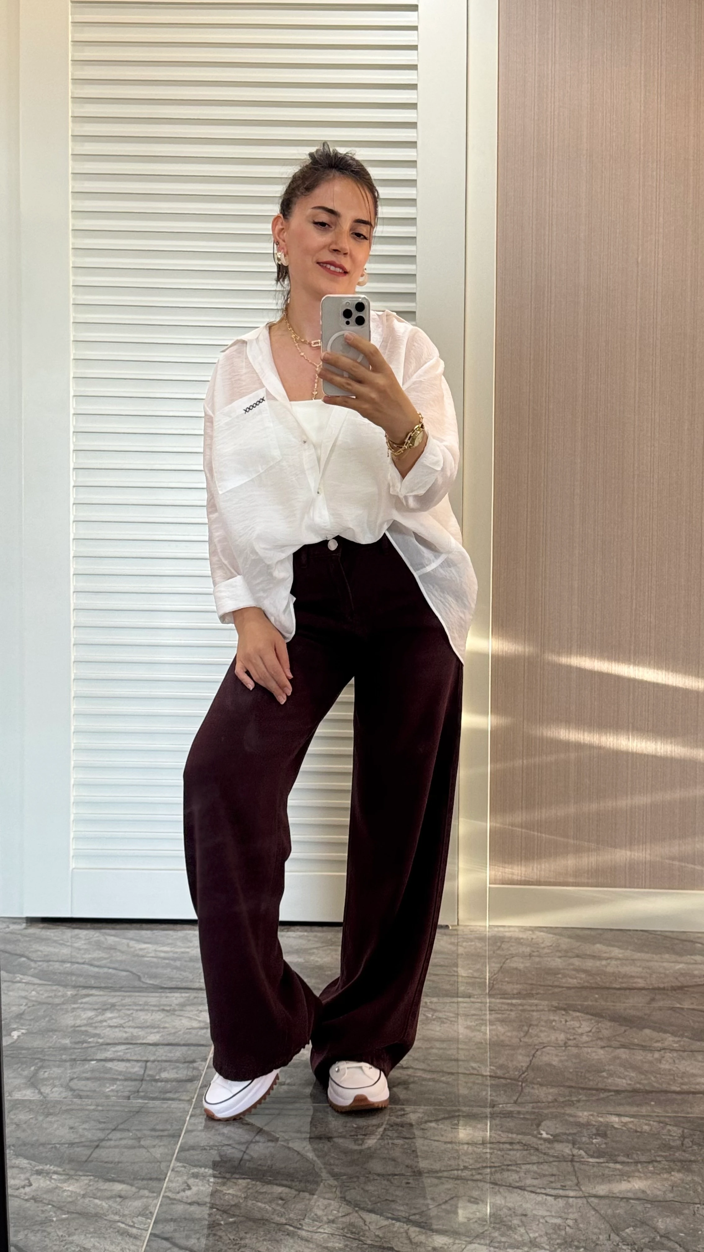 Arkası Yırtmaçlı Gömlek