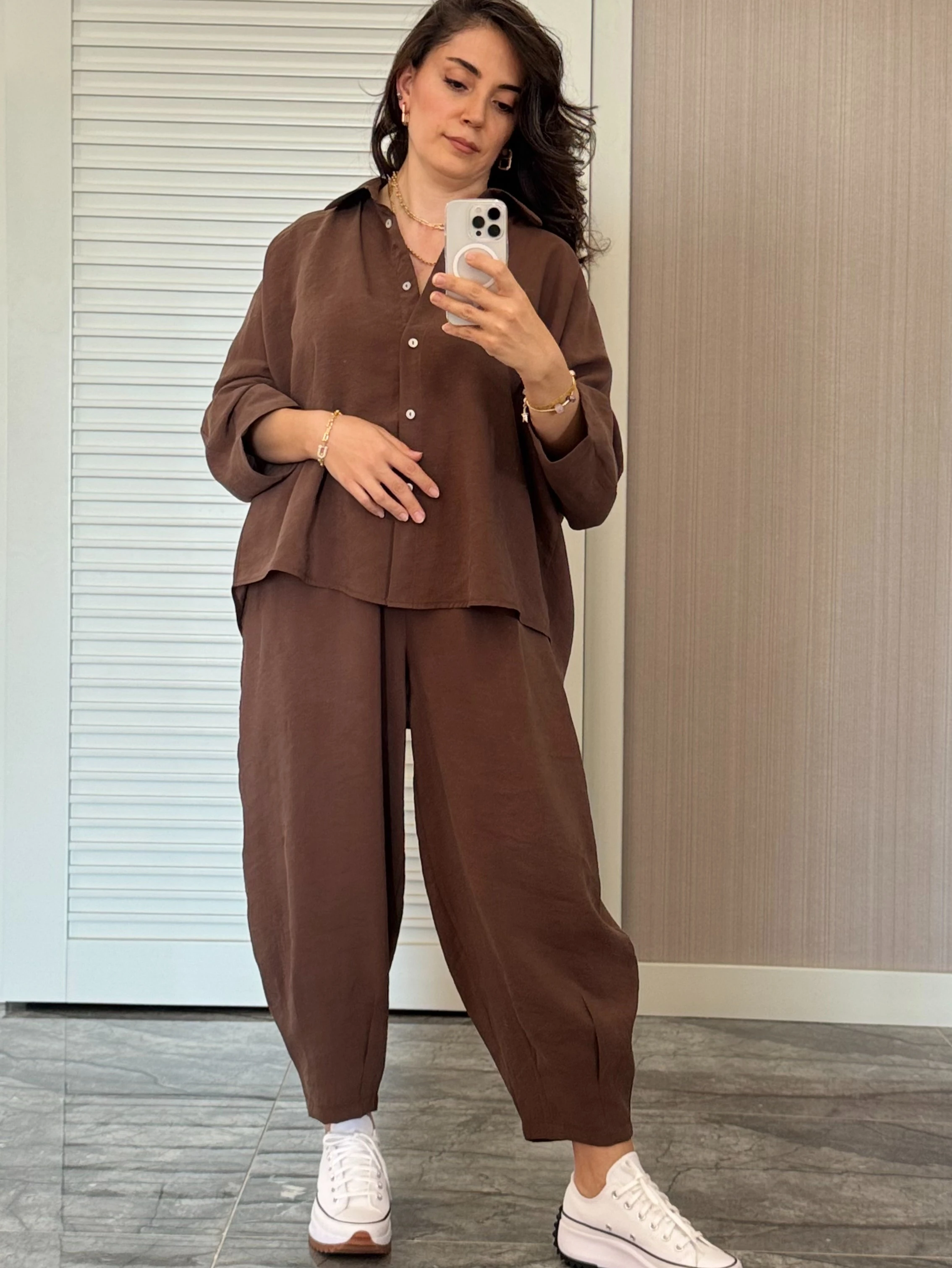 Kahverengi Gömlekli Takım