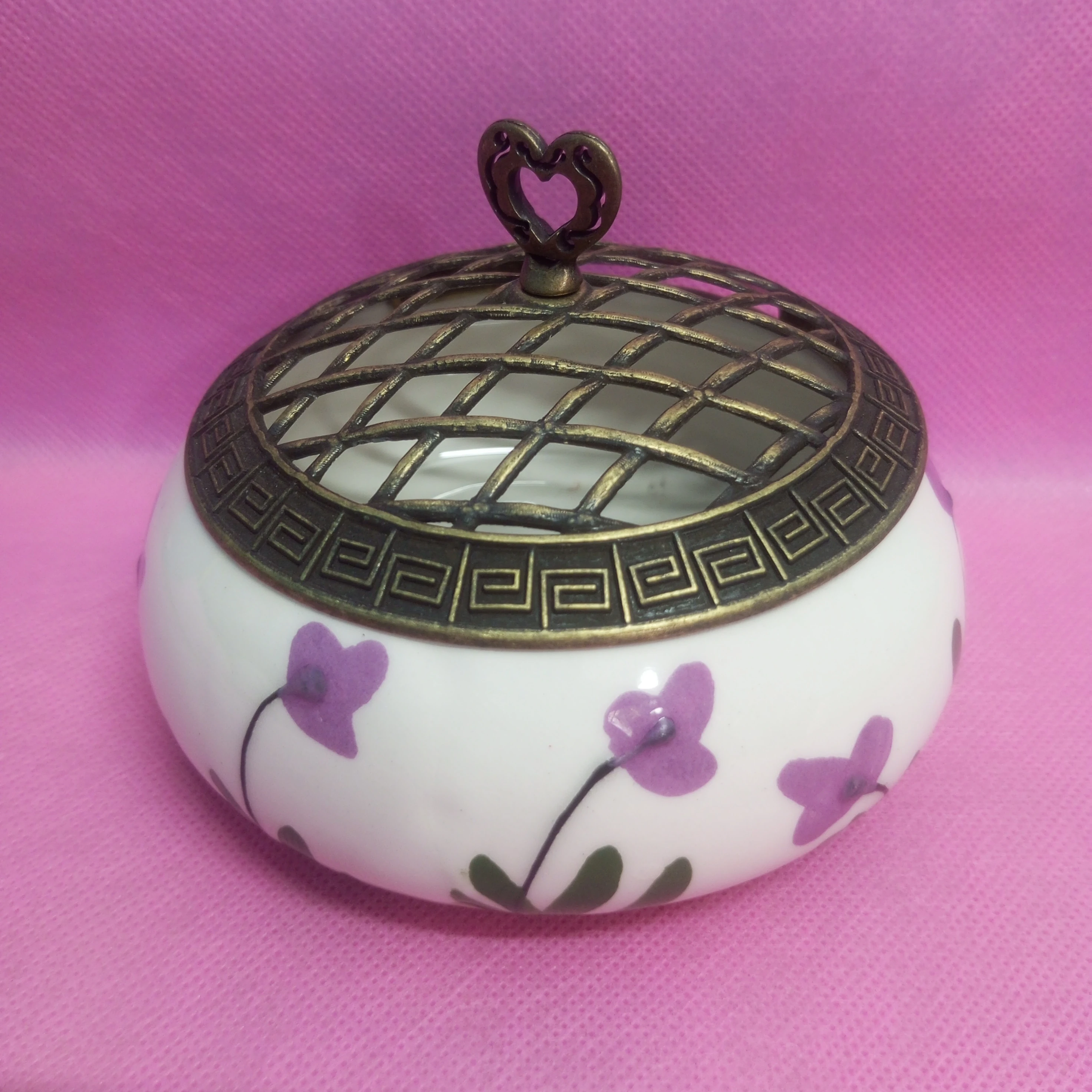 Lila Çiğdem Çiçeği Desenli Geniş Çini Şekerlik