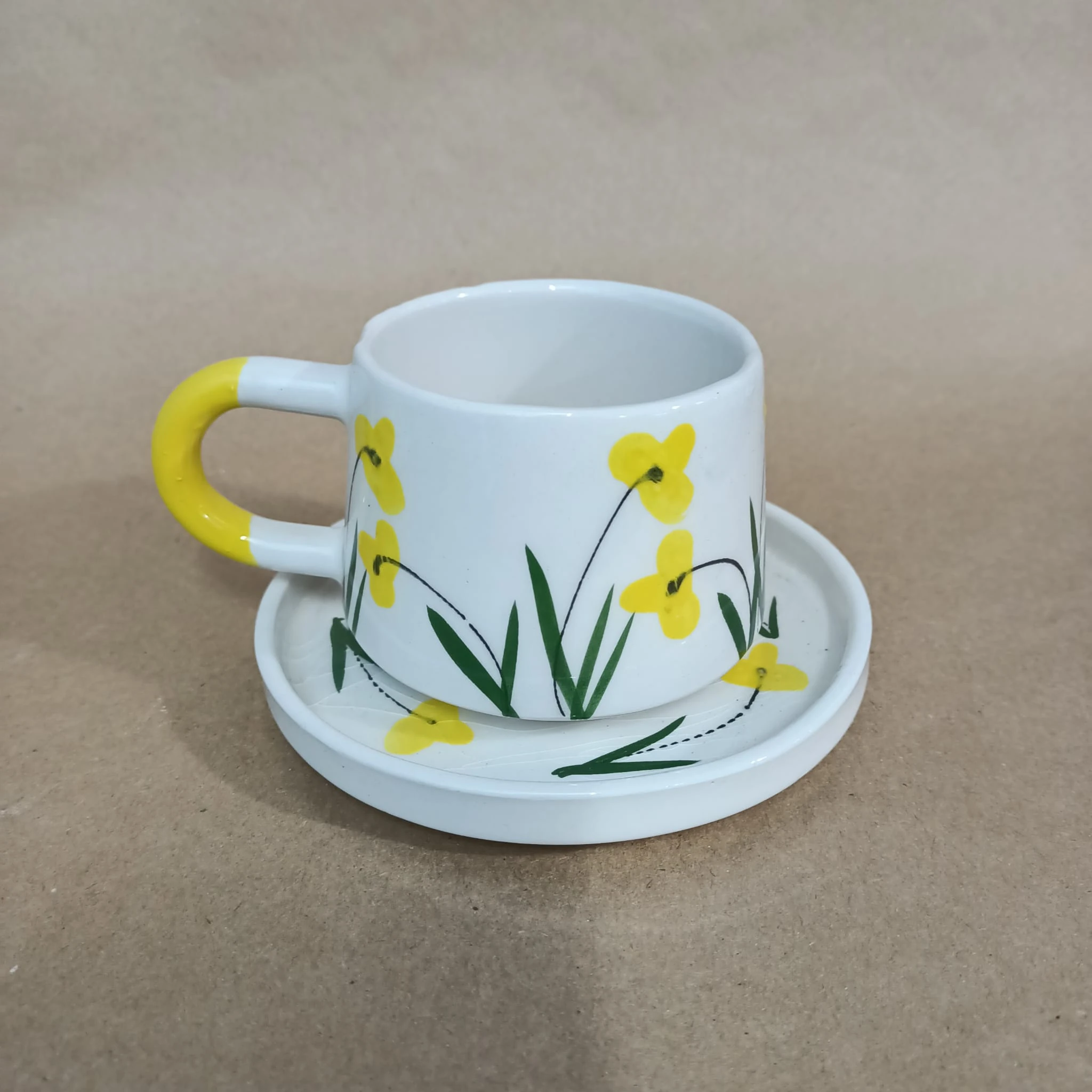 Sarı Çiğdem Çiçeği Desenli Çini Tabaklı Kupa