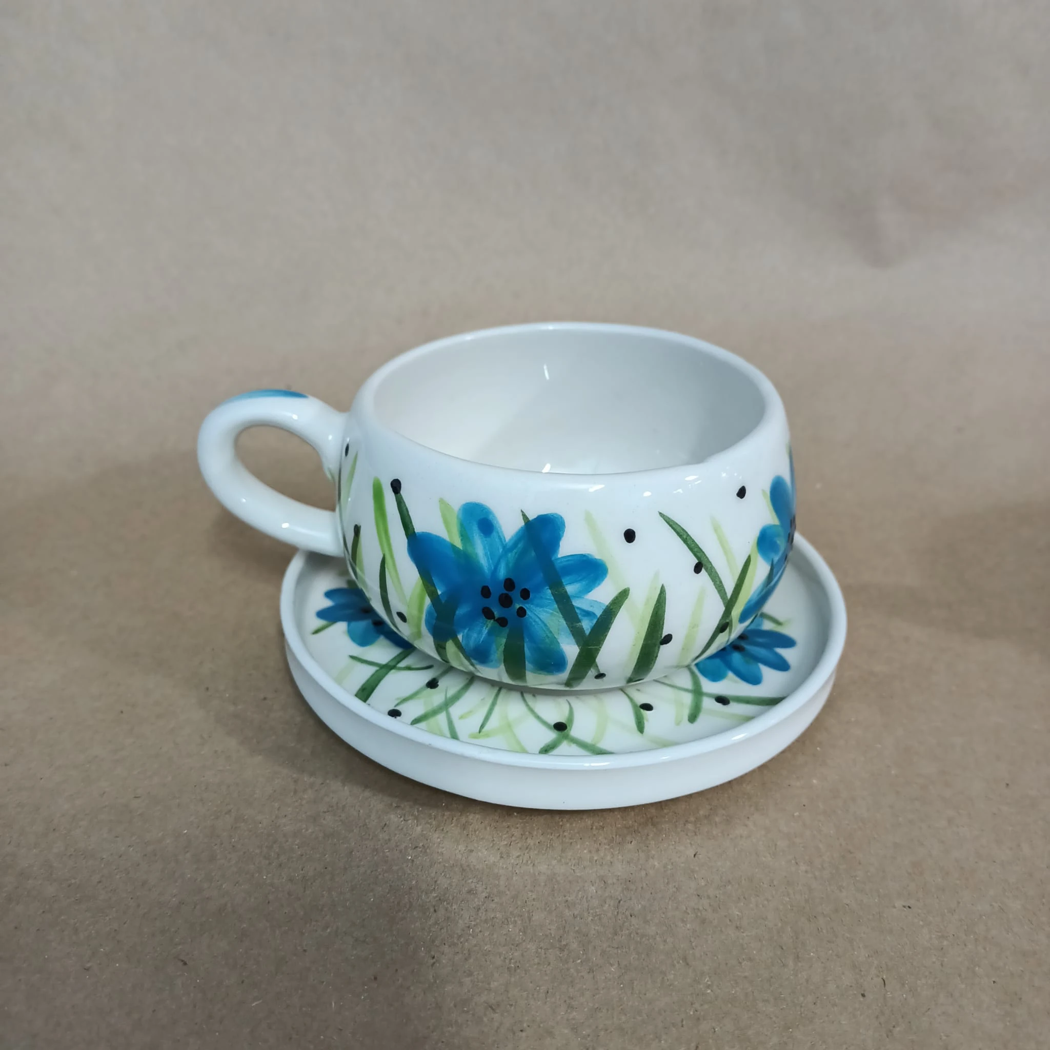 Mavi Çiğdem Çiçeği Desenli Tabaklı Çini Kupa