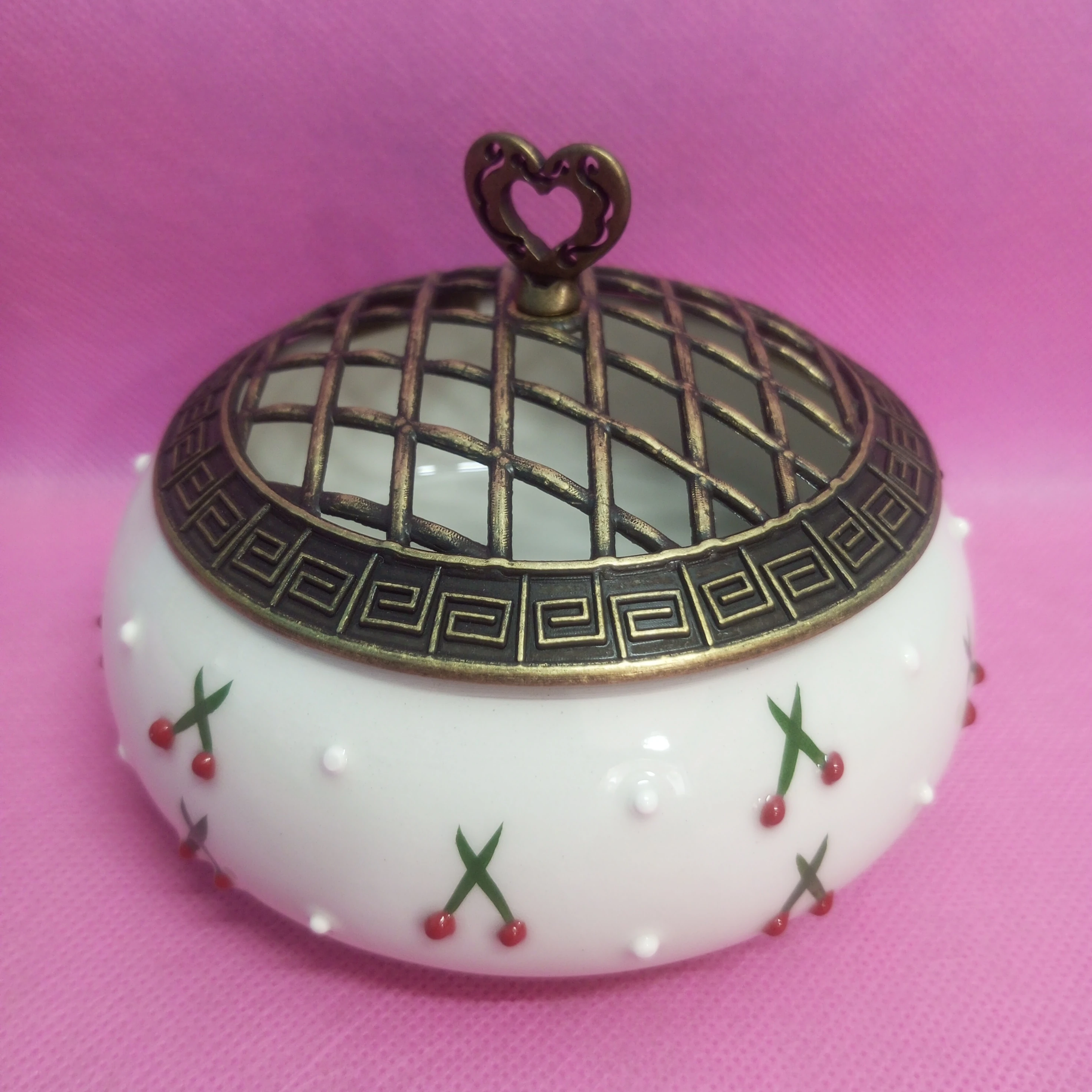 Kiraz Desenli Geniş Çini Şekerlik