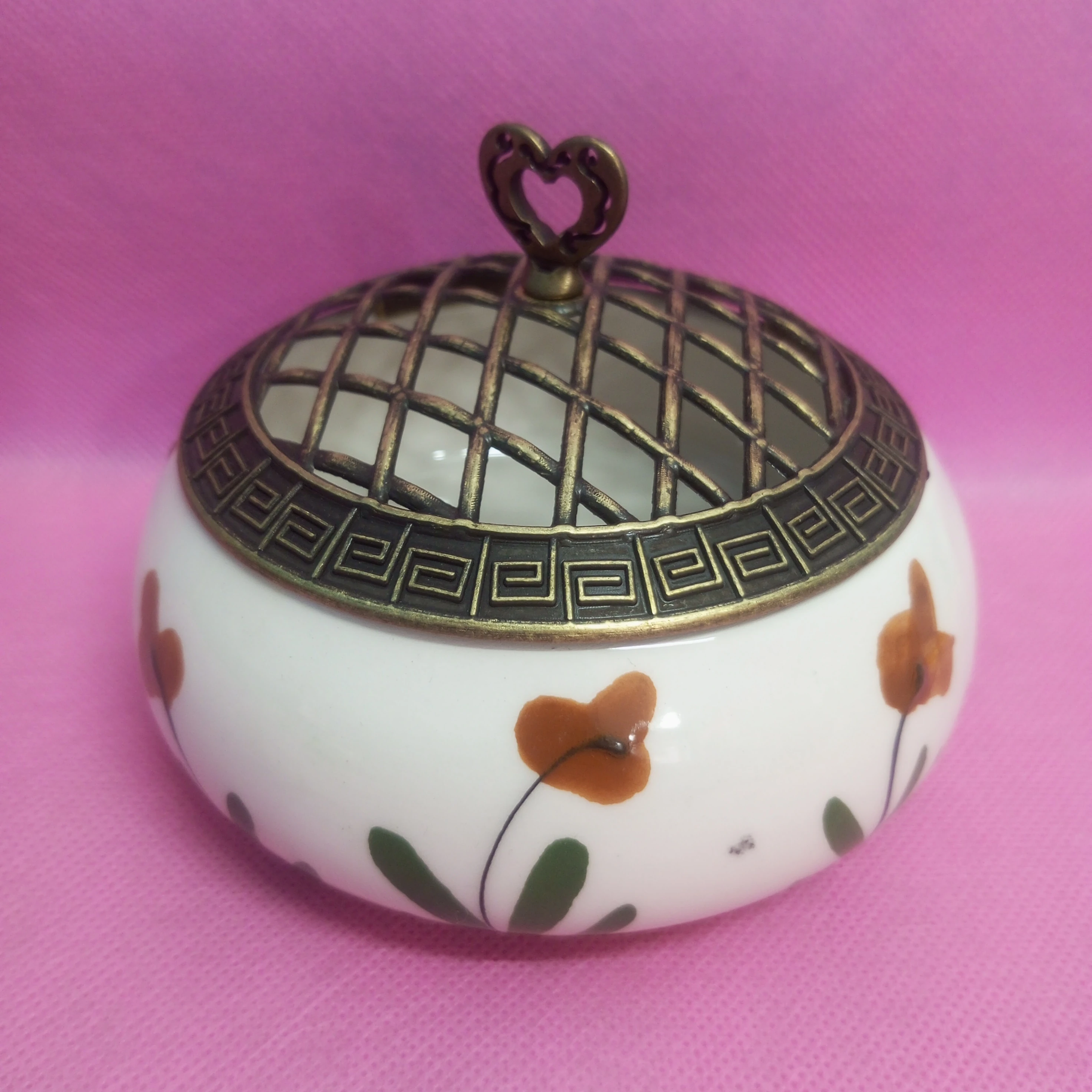 Kahverengi Çiğdem Çiçeği Desenli Geniş Çini Şekerlik