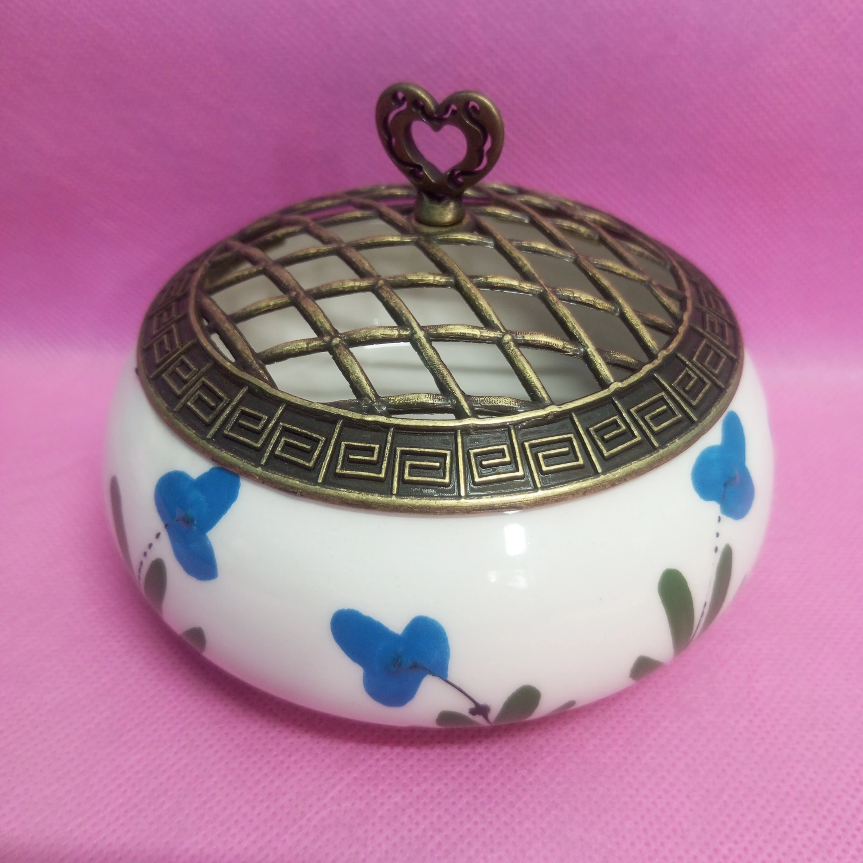 Mavi Çiğdem Çiçeği Desenli Geniş Çini Şekerlik