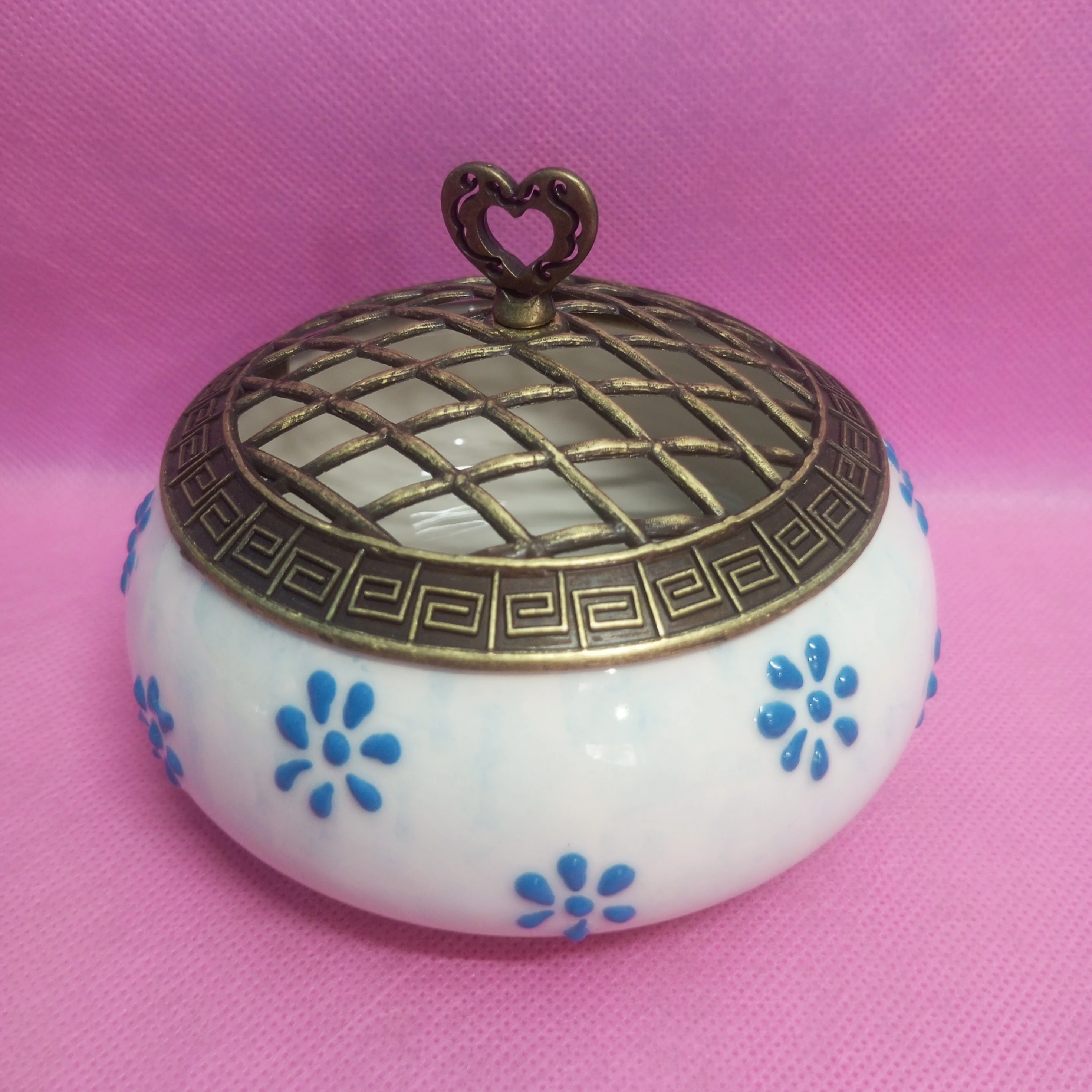 Mavi Papatya Desenli Geniş Çini Şekerlik