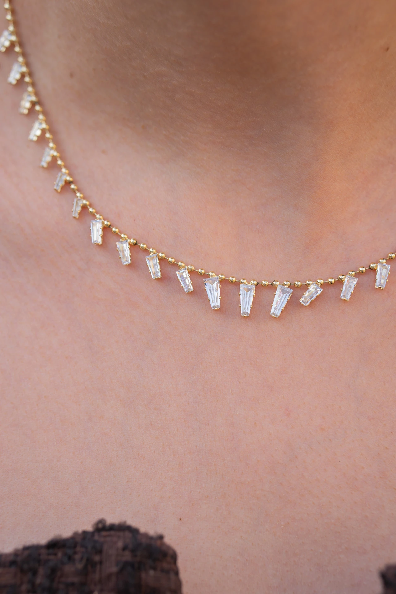 Baget Taşlı Sallantılı Altın Renk Kolye