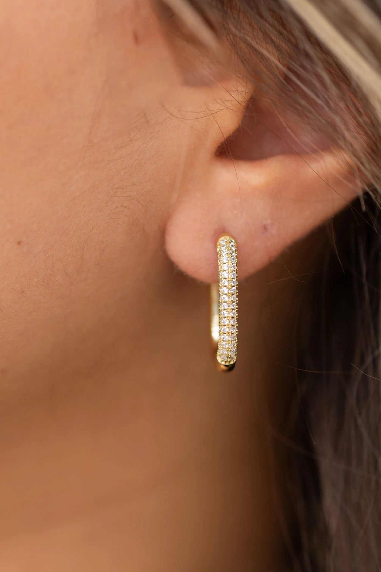 Altın Renkli Zirkon Taşlı Dikdörtgen Halka Küpe