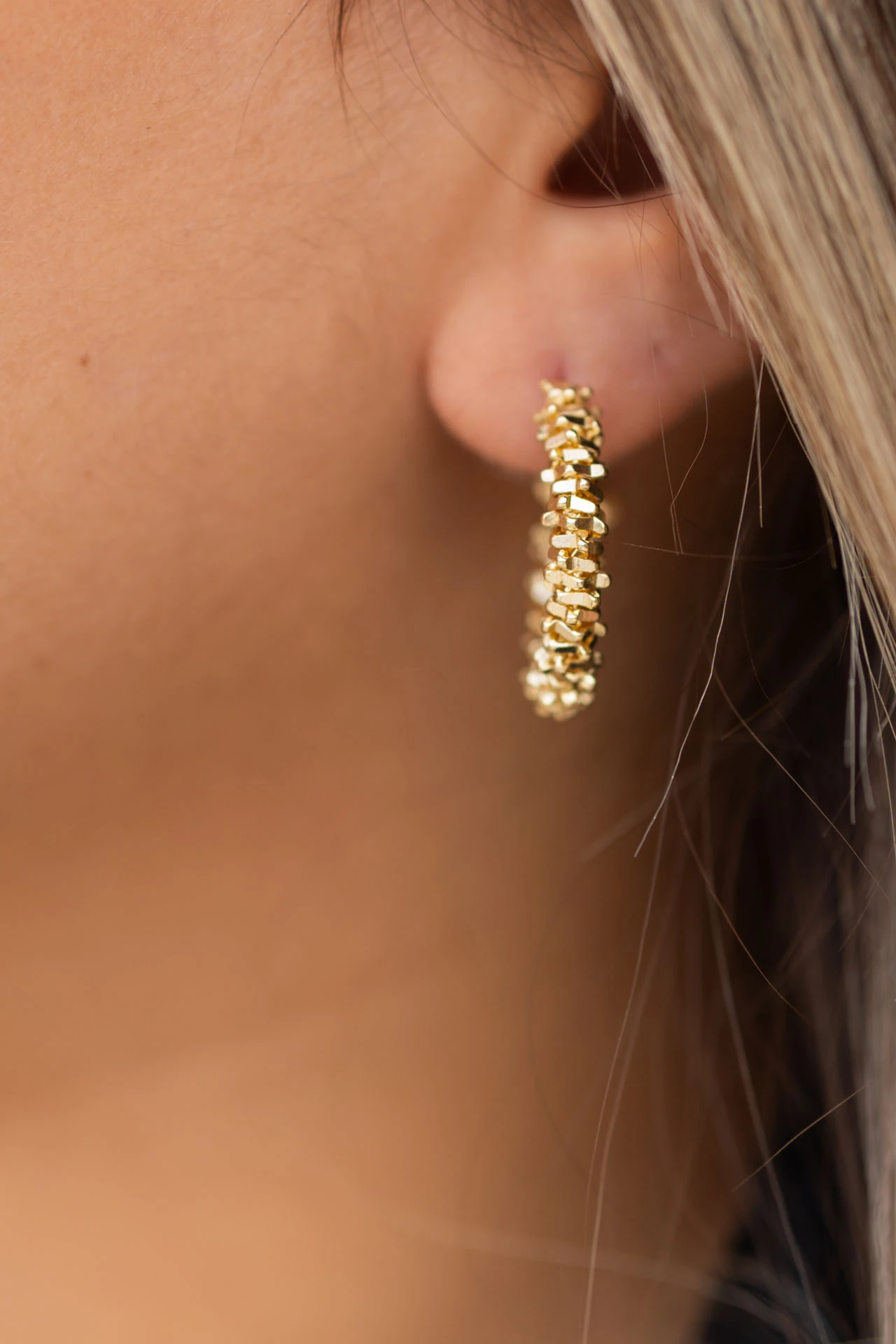 Altın Renkli Örgü Dokulu Halka Küpe