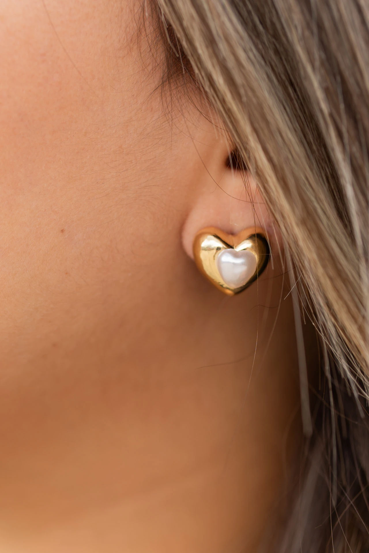 Altın Renkli İnci Detaylı Tombul Kalp Küpe