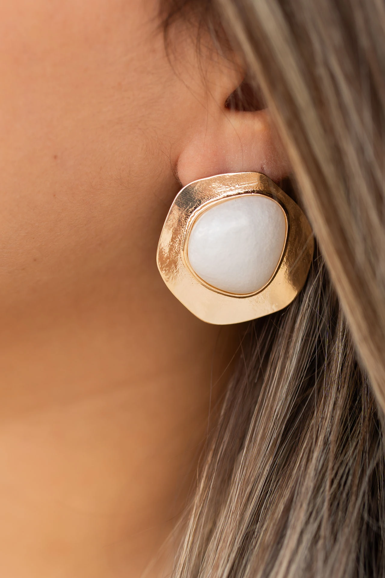 Altın Renkli Beyaz Doğal Taşlı Geometrik Küpe