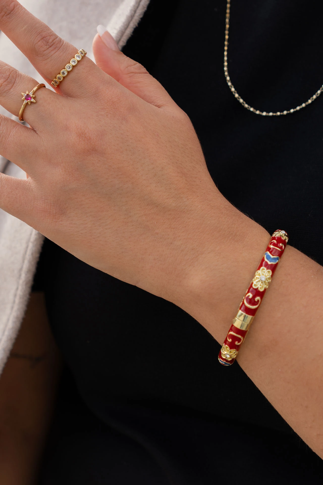 Altın Rengi Kırmızı Mineli Çiçek Motifli Kelepçe Bileklik