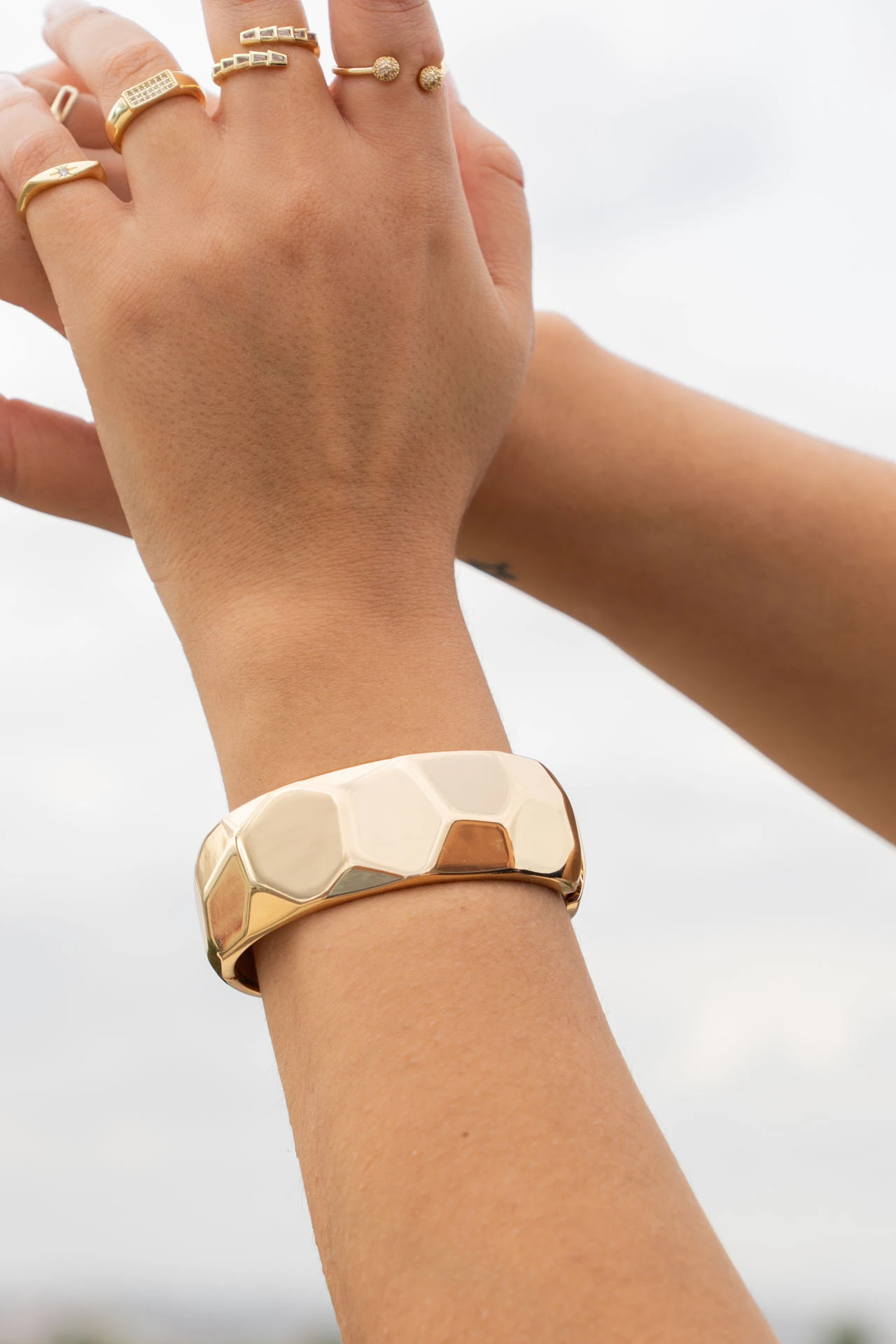 Altın Rengi Geometrik Fasetli Kelepçe Bileklik