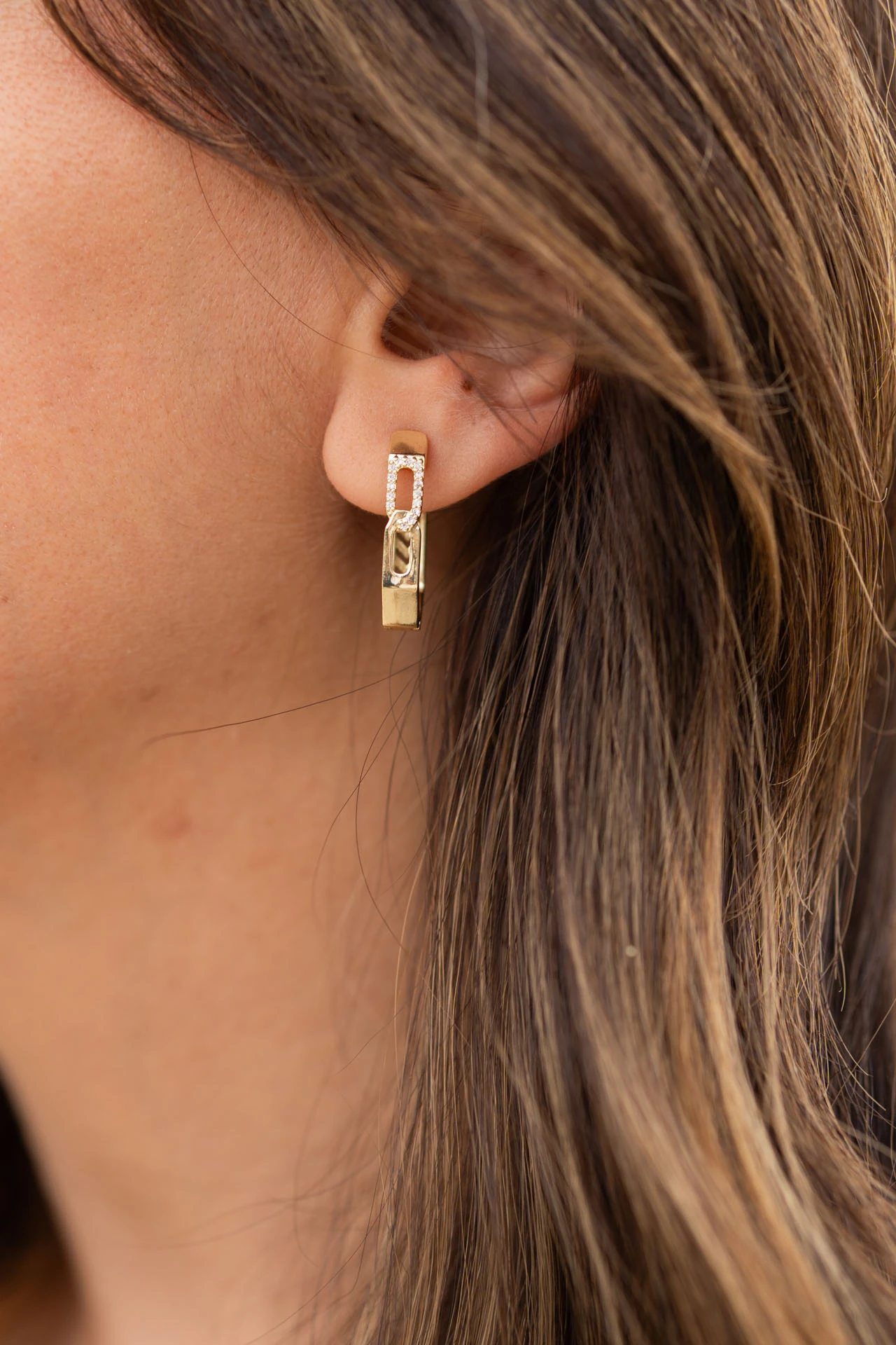 Altın Renkli Zirkon Taşlı Zincir Halka Küpe