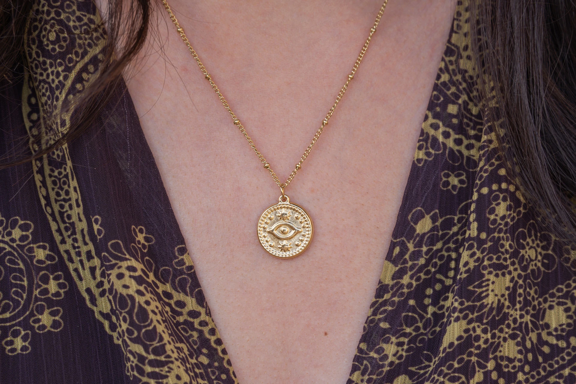 Altın Renkli Göz Figürlü Madalyon Kolye