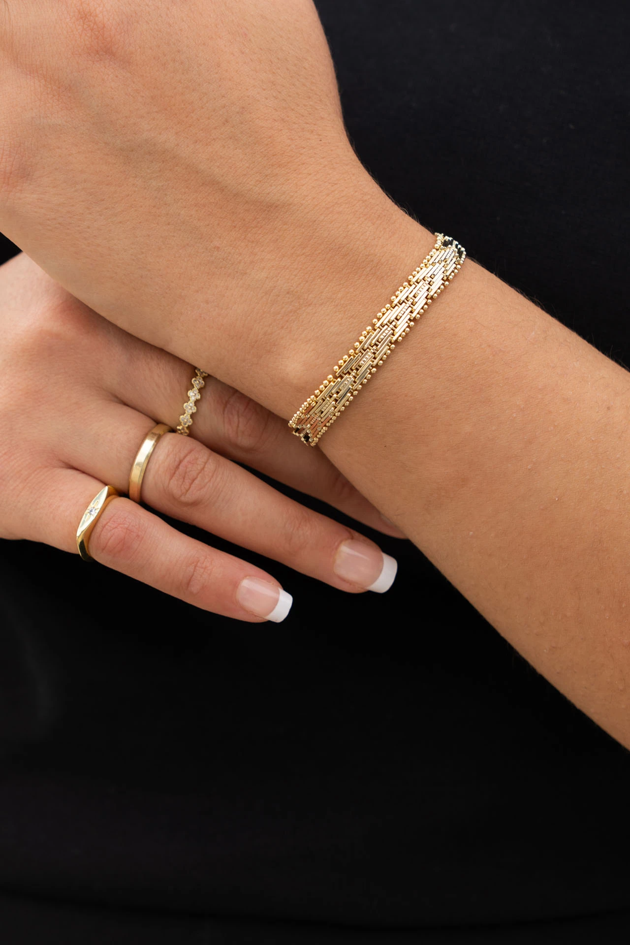 Altın Rengi Dokulu Örgü Model Bileklik