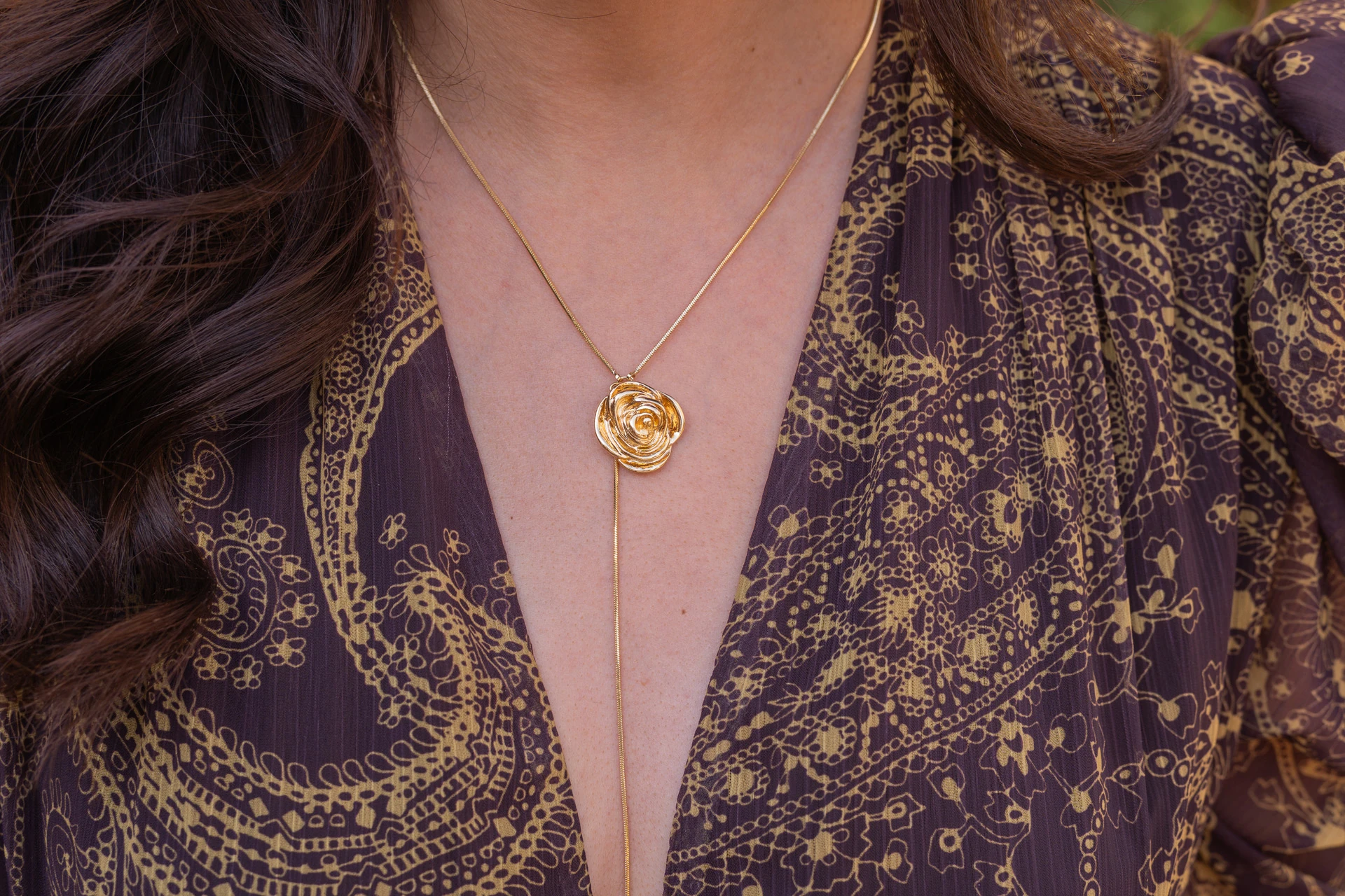 Altın Renkli Gül Figürlü Kolye