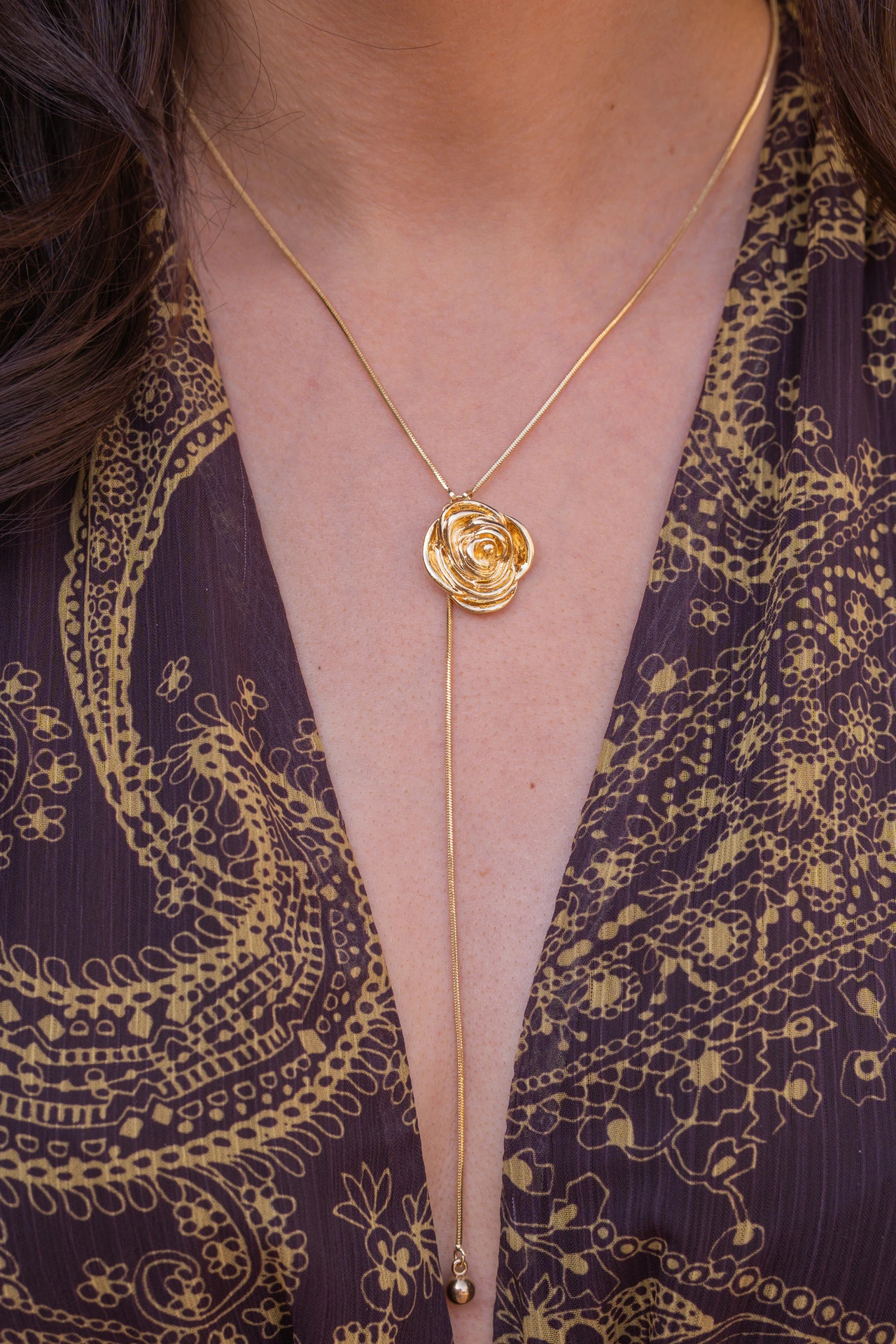 Altın Renkli Gül Figürlü Kolye