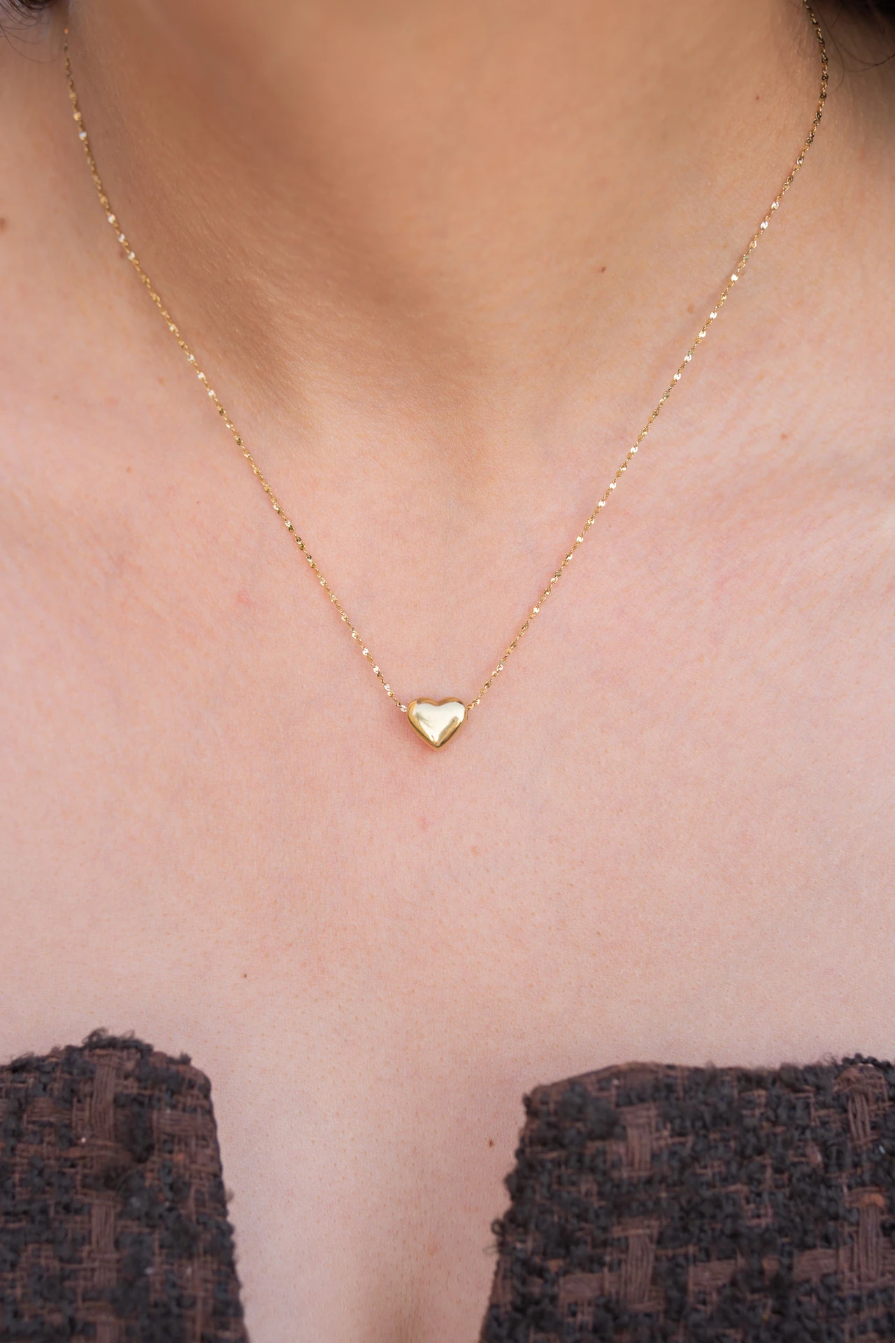 Altın Renkli Minimalist Bombeli Kalp Kolye