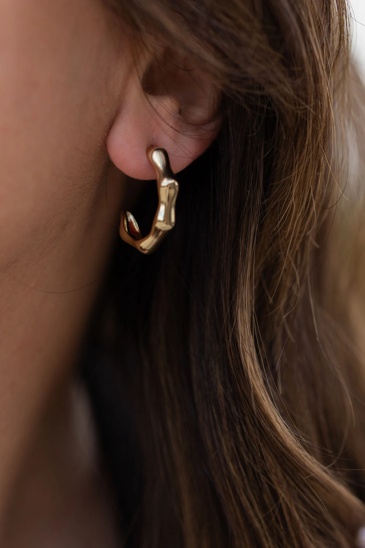 Altın Renkli Bambu Formlu Organik Halka Küpe