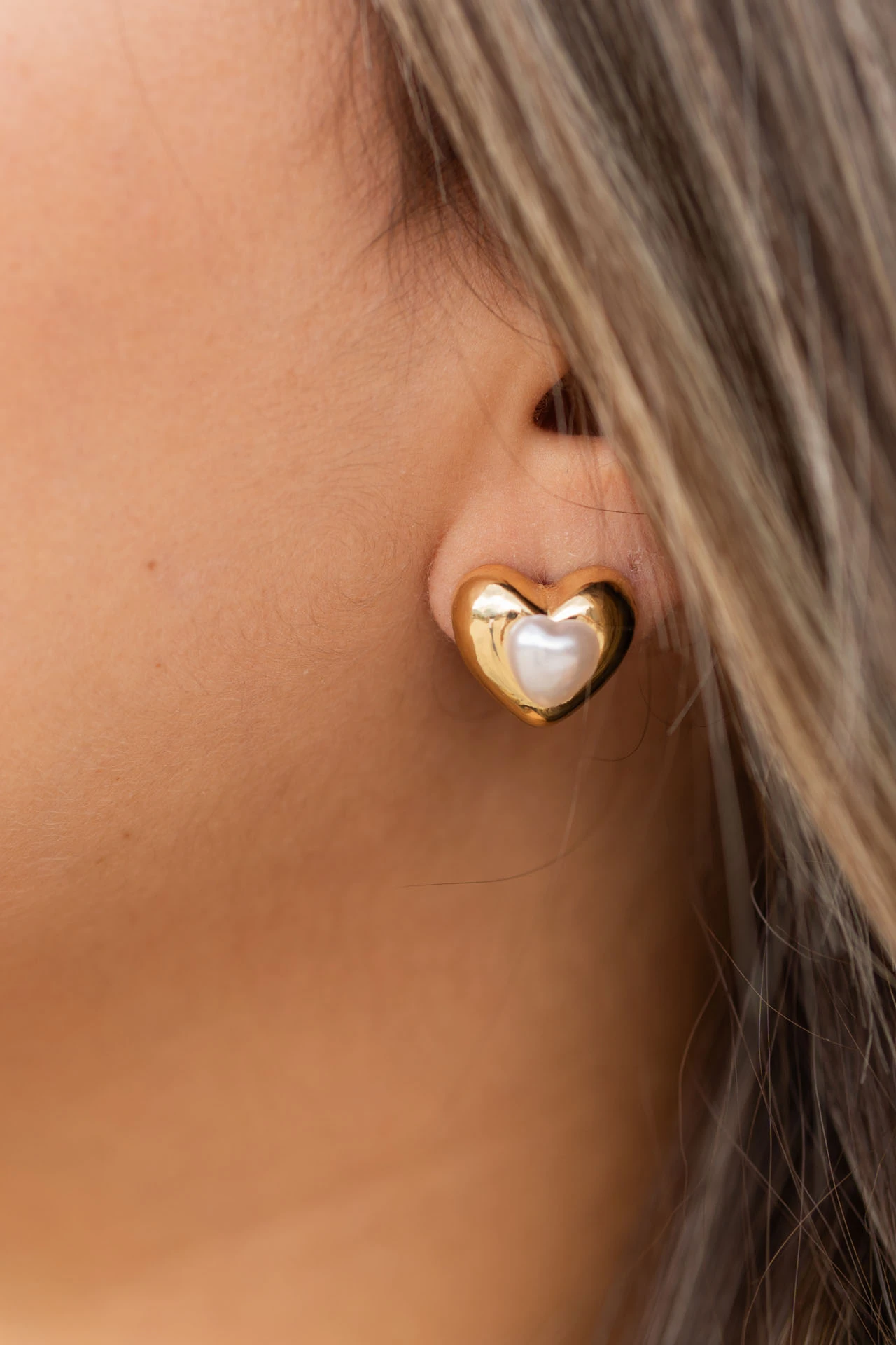 Altın Renkli İnci Detaylı Tombul Kalp Küpe