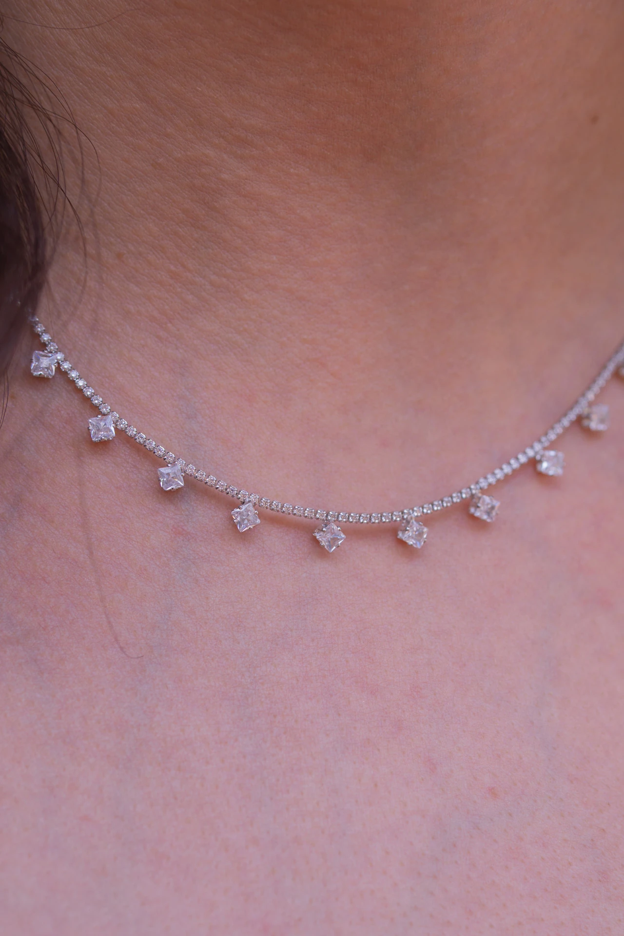 Gümüş Renkli Sallantılı Zirkon Taşlı İnce Zincir Kolye