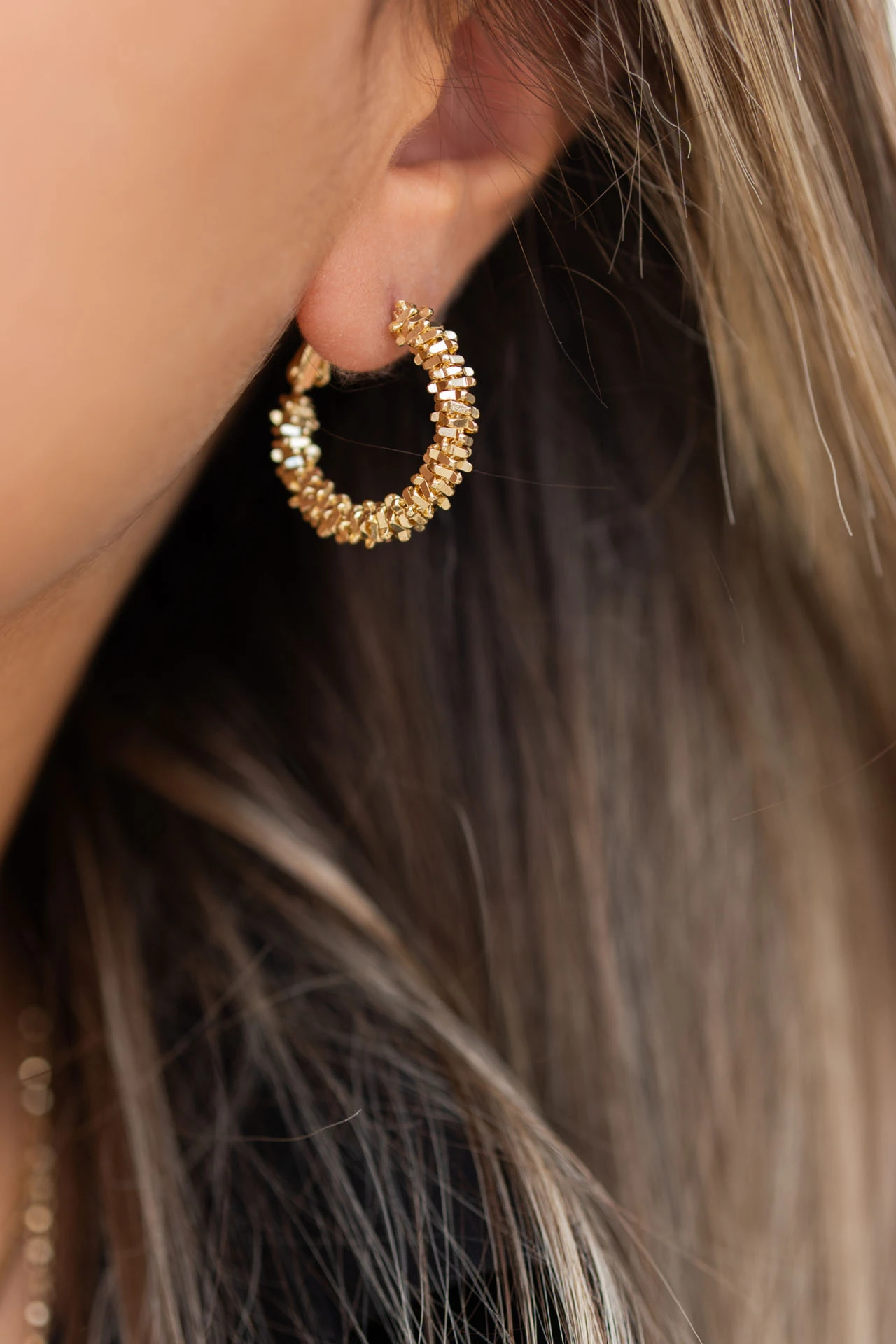 Altın Renkli Örgü Dokulu Halka Küpe