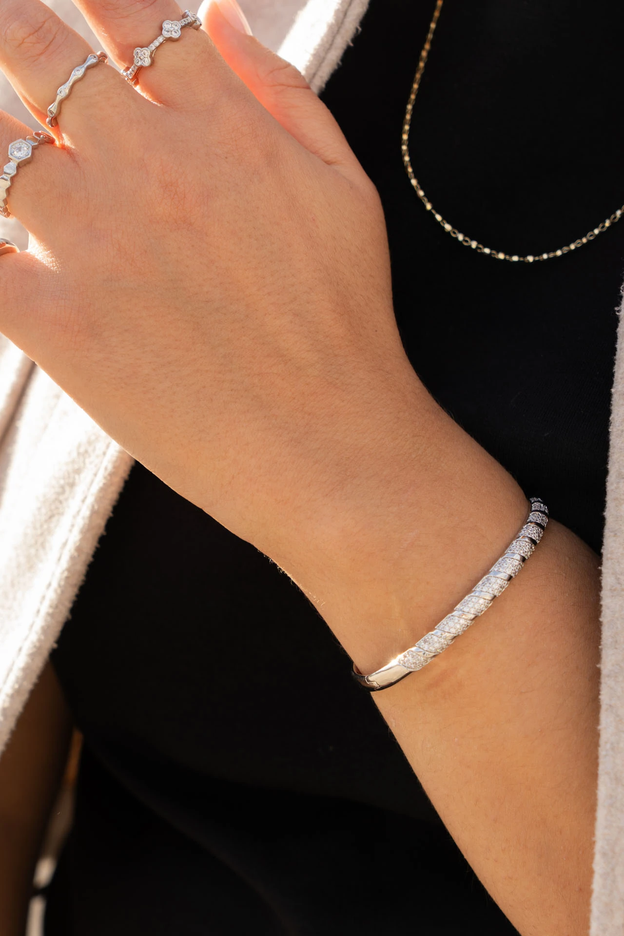 Gümüş Rengi Zirkon Taşlı Burgu Kelepçe Bileklik