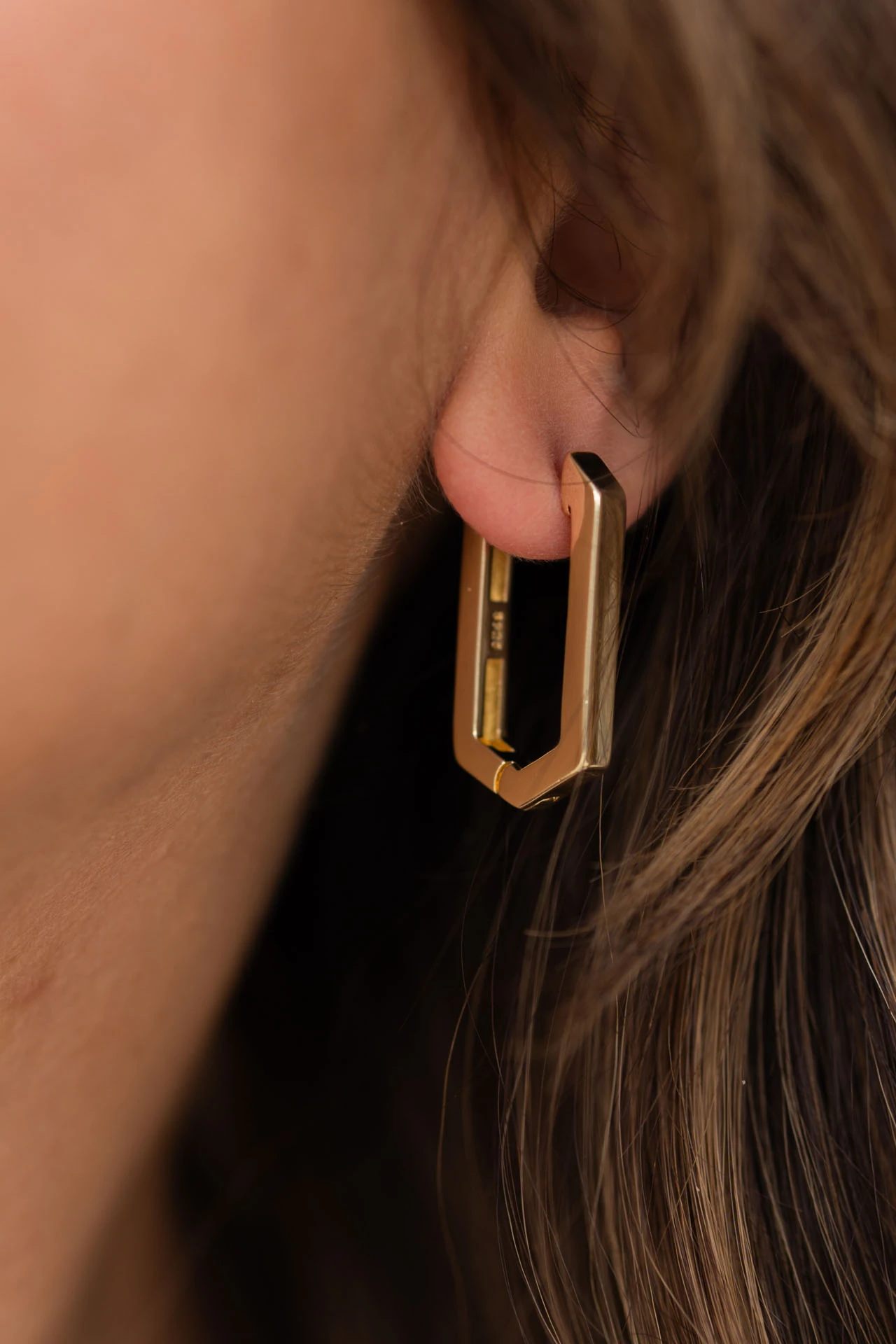 Altın Renkli Geometrik Dikdörtgen Halka Küpe