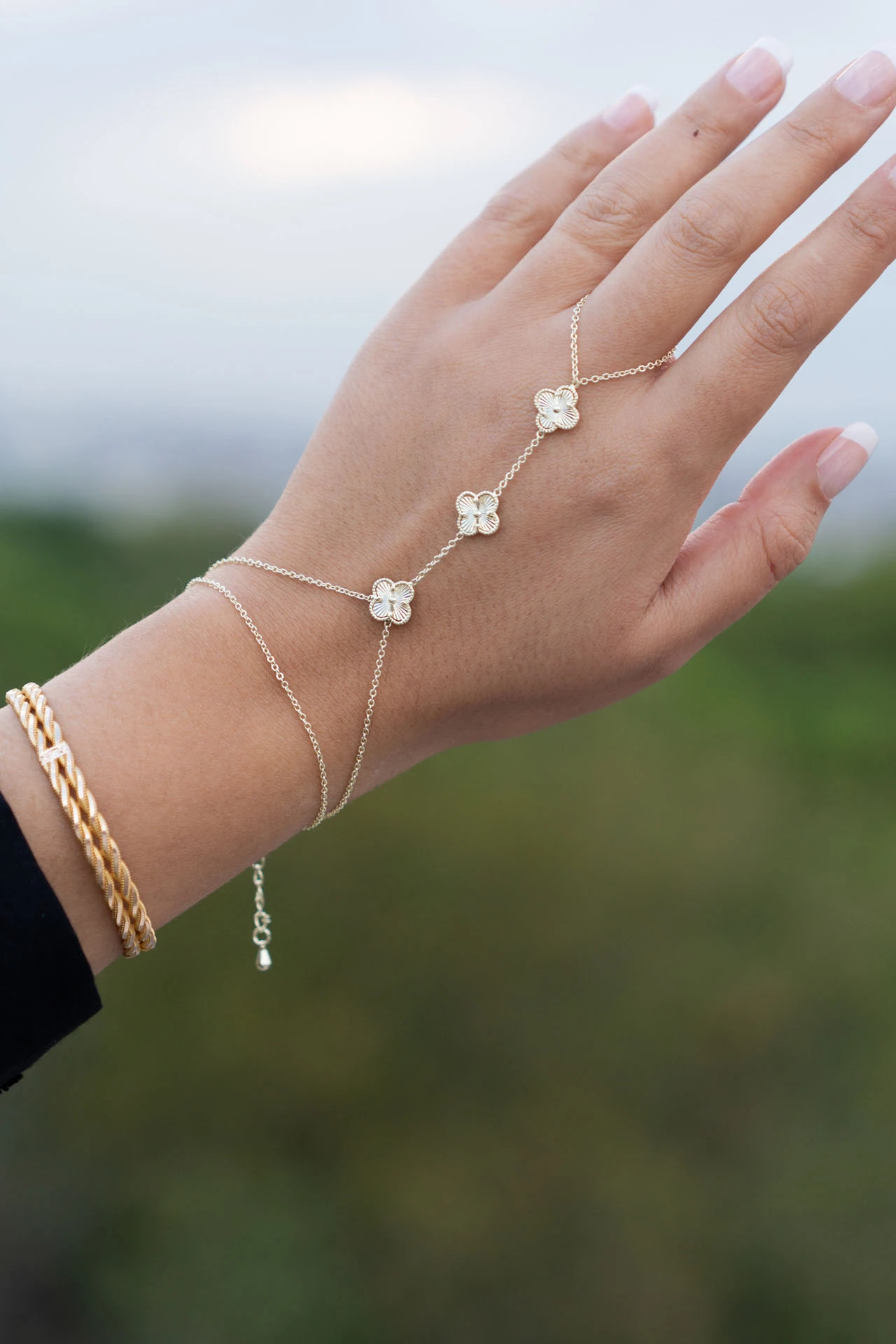 Gümüş Rengi Yonca Motifli İnce Zincir Şahmeran