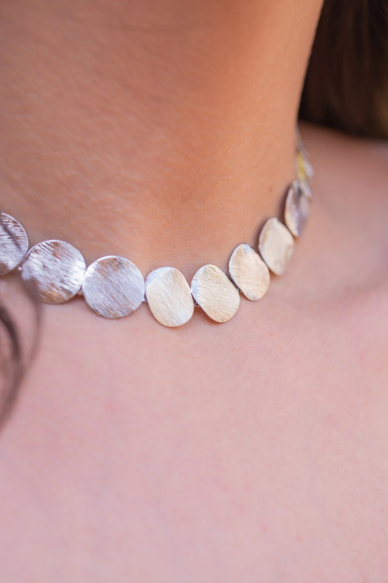 Gümüş Renkli Dövme Disk Detaylı Choker Kolye