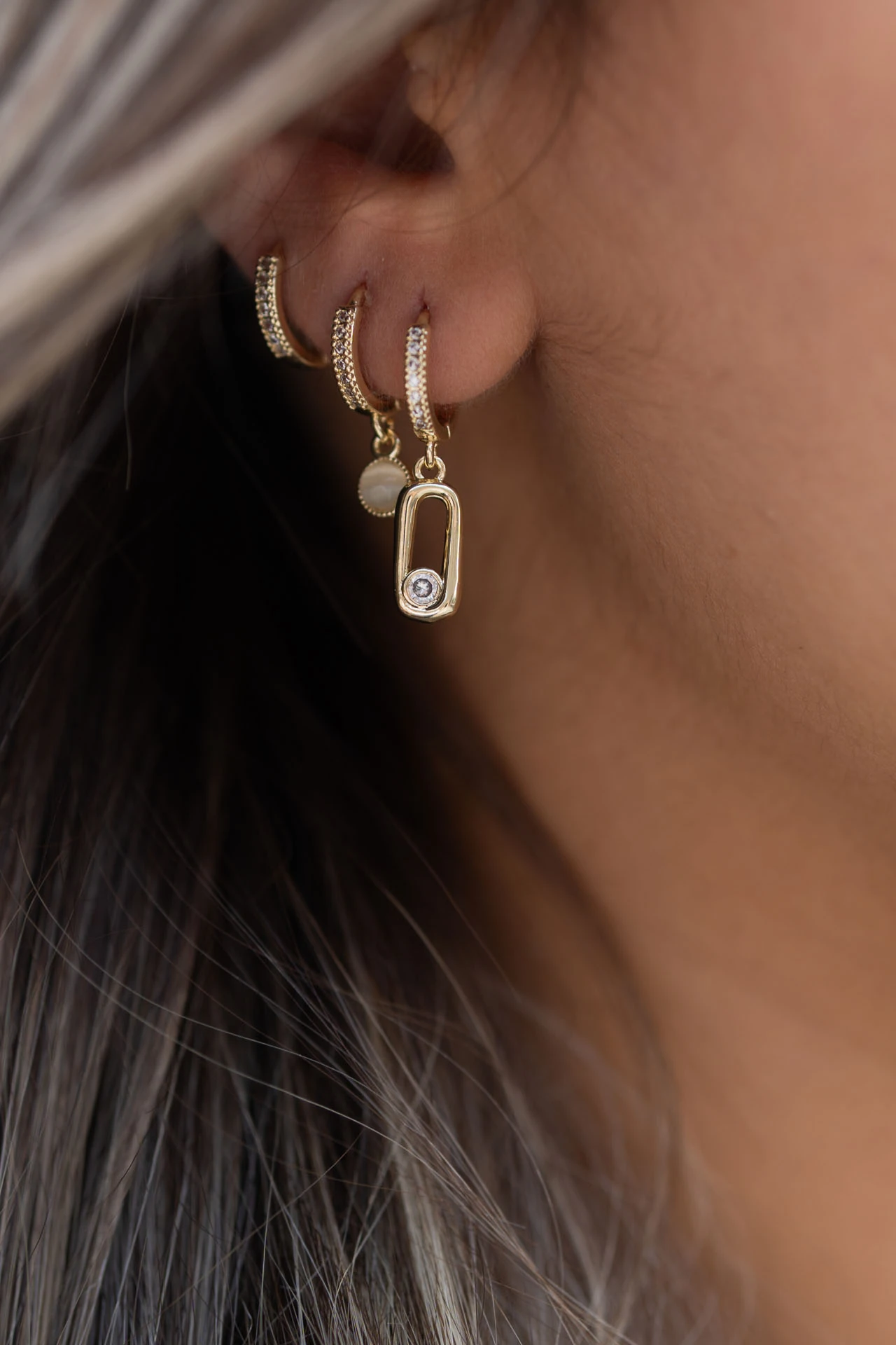 Altın Renkli Zirkon Taşlı Dikdörtgen Sallantılı Halka Küpe