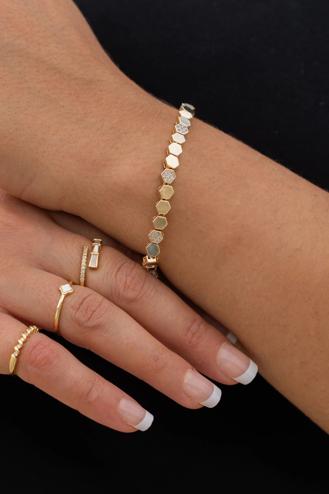 Altın Rengi Zirkon Taşlı Petek Model Bileklik